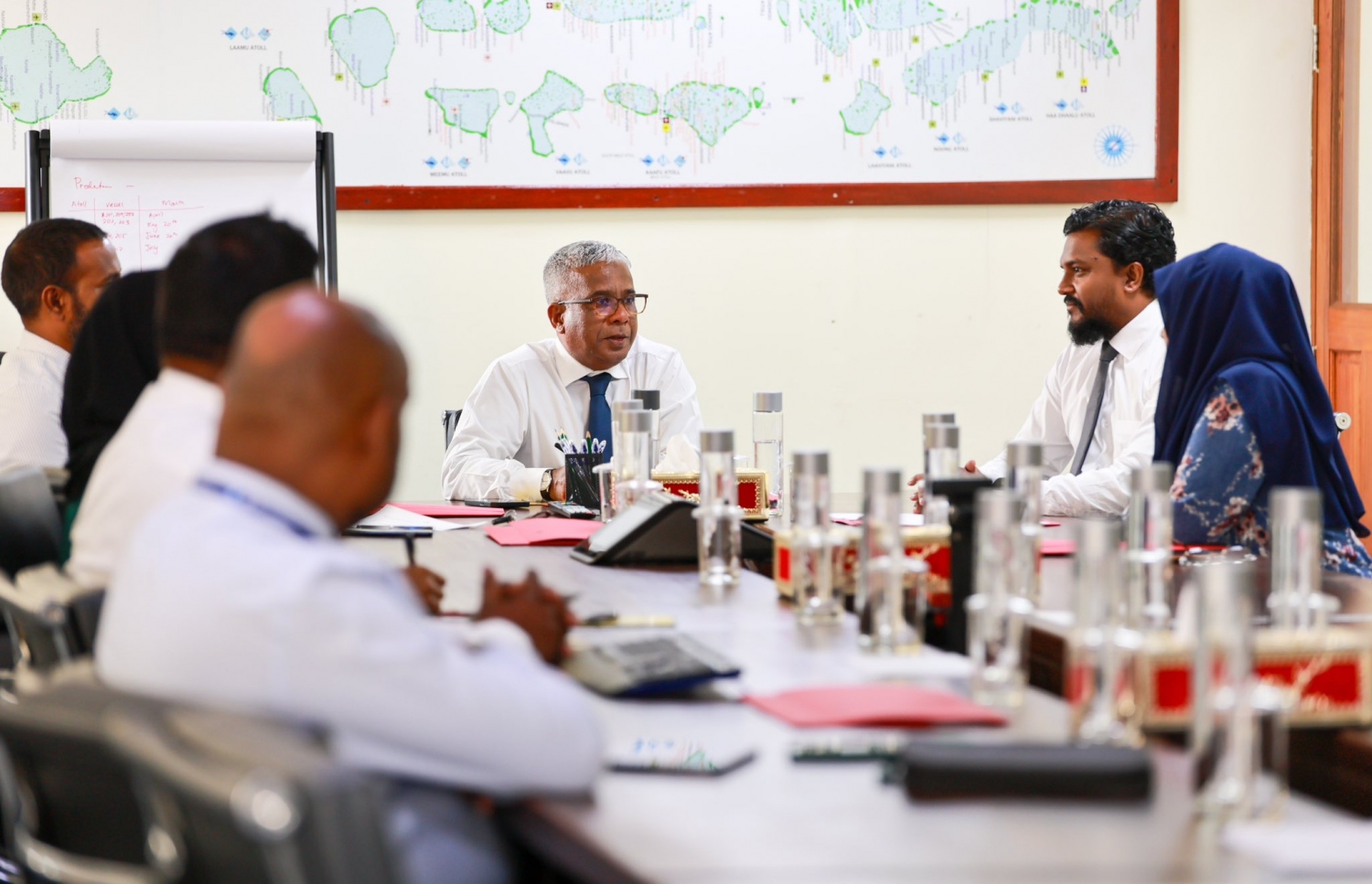 ކުރީ ސަރުކާރުގެ ބިންވެރިޔާ އަދި ގެދޮރުވެރިޔާ ސްކީމުގެ ދަށުން ގޯއްޗާއި ފްލެޓް ދިނުމަށް އުފެއްދި "ގެދޮރުވެރިންގެ ކޮމިޓީ"ގެ މެމްބަރުން ބައްދަލުވުމެއްގައި.-- ފޮޓޯ: ހައުސިން މިނިސްޓްރީ