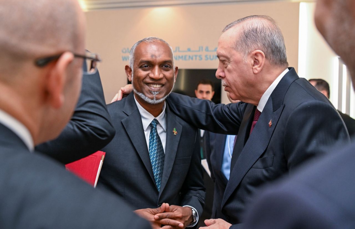 ވޯލްޑް ގަވަމަންޓްސް ފޯރަމްގެ ހަވާސާގައި ރައީސް މުއިއްޒާއި ތުރުކީގެ ރައީސް ރަޖަބު ތޮއްޔިބު އުރުދުގާންއާ ވަރަށް އެކުވެރި މާހައުލެއްގައި ވާހަކަފުޅު ދައްކާލައްވަނީ.---ފޮޓޯ: ރައީސް އޮފީސް