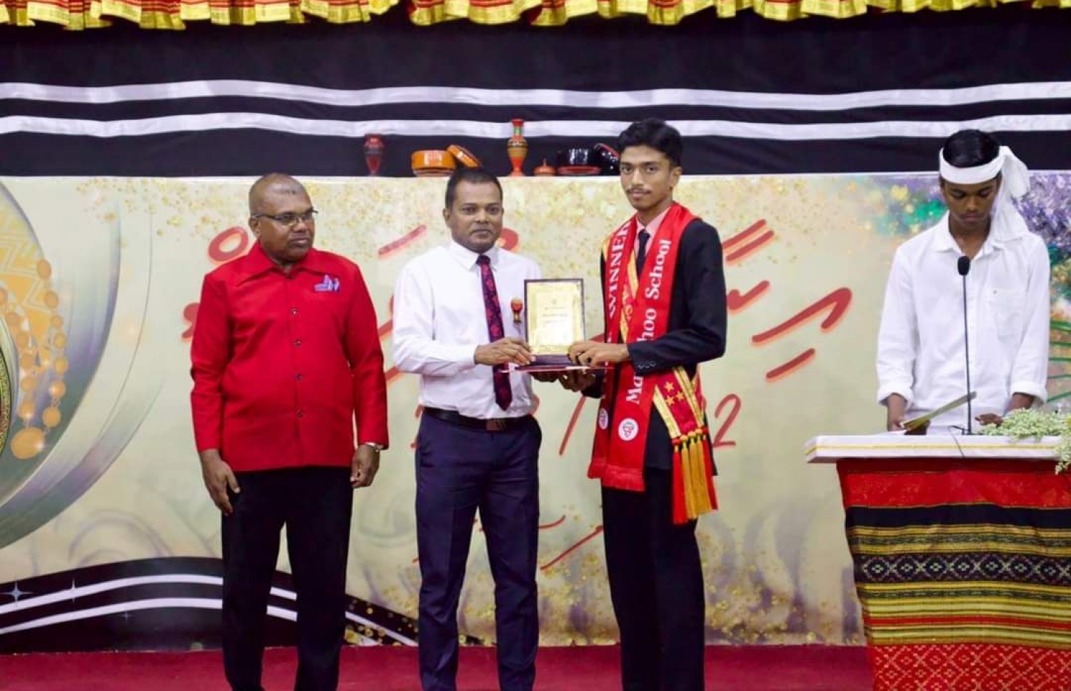 މަރަދޫ ސްކޫލުގެ އިނާމް ދިނުމުގެ ޖަލްސާގައި އަލަން، އިނާމާ ހަވާލުވަނީ.-- ފޮޓޯ: މަރަދޫ ސްކޫލު