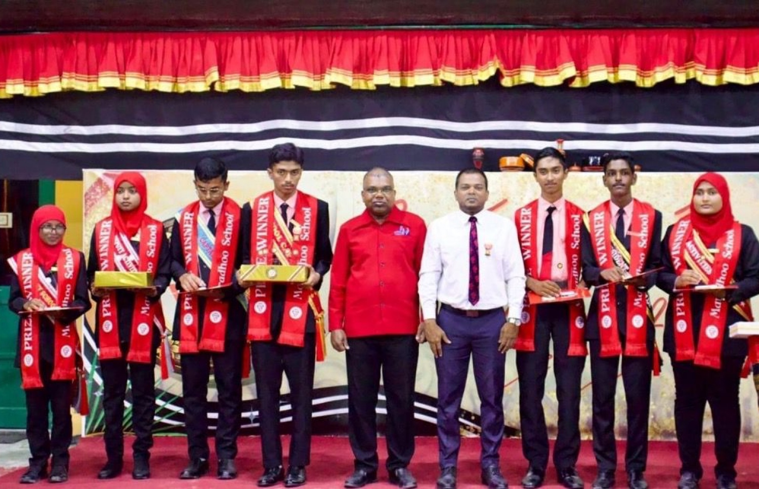 މަރަދޫ ސްކޫލުގެ އިނާމް ދިނުމުގެ ޖަލްސާގައި އައްޑޫގެ މޭޔަރު، އަލީ ނިޒާރު އާއި އެ ސްކޫލުގެ ޕްރިންސިޕަލް އަބްދުލް ލަތީފް، އިނާމް ހާސިލް ކުރި ދަރިވަރުންތަކަކާއެކު.-- ފޮޓޯ: މަރަދޫ ސްކޫލު