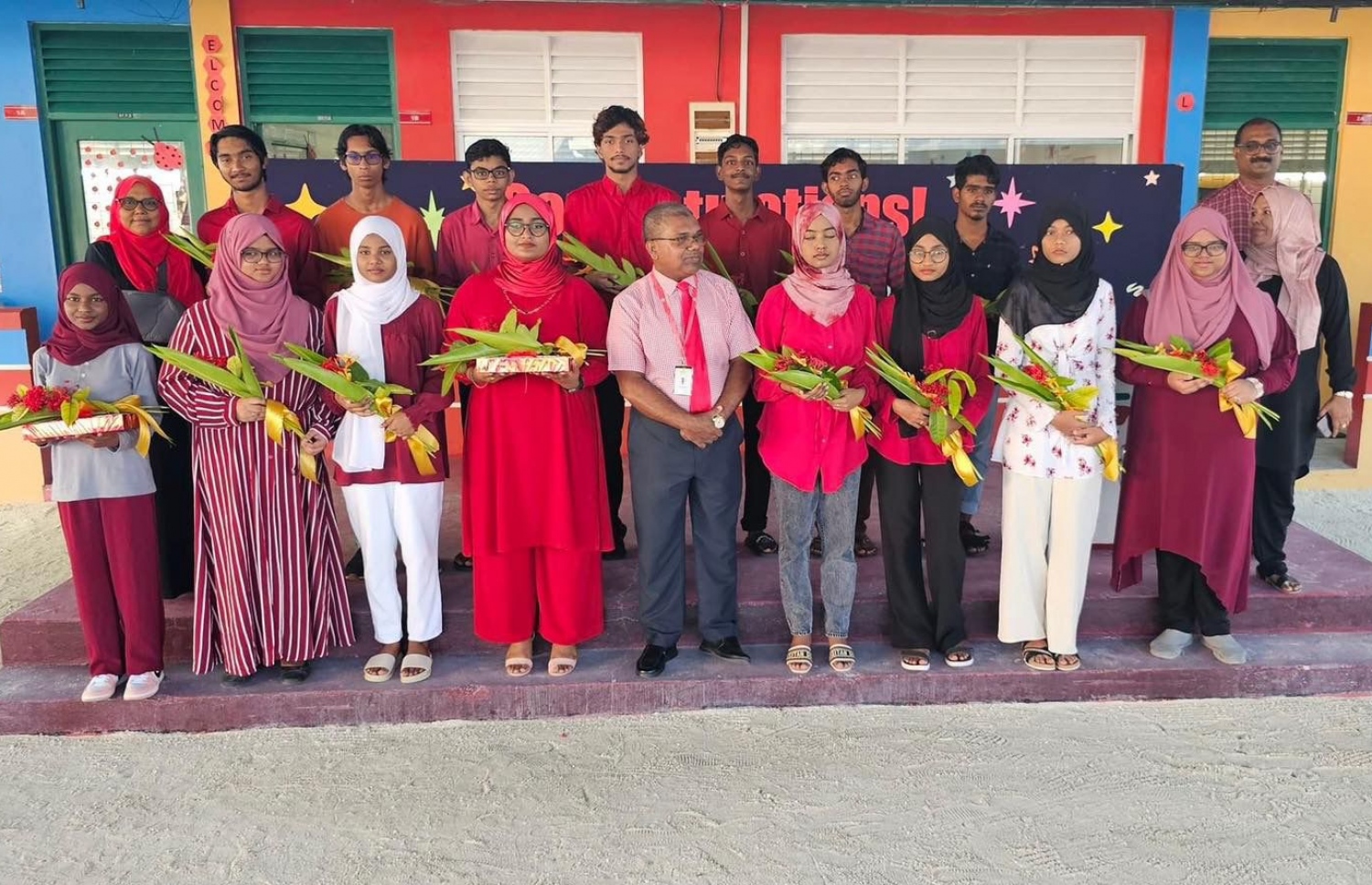 މަރަދޫ ސްކޫލުން މި އަހަރު އޯލެވެލް ހެދި ދަރިވަރުން އެ ސްކޫލުގެ ޕްރިންސިޕަލާއެކު.-- ފޮޓޯ: މަރަދޫ ސްކޫލު