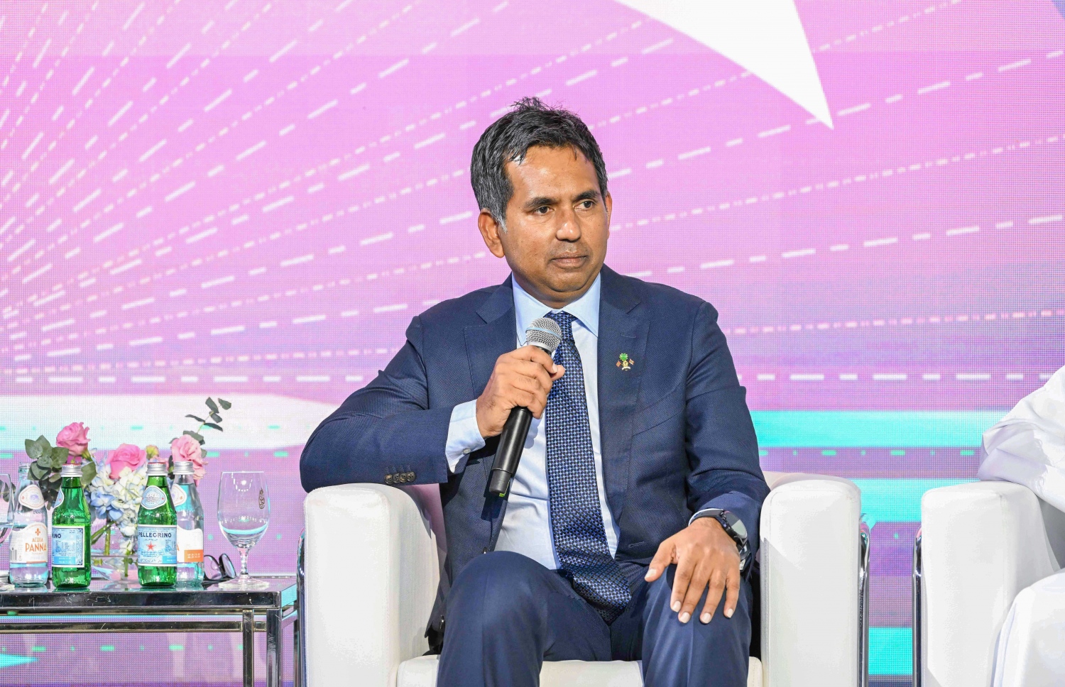 ރާއްޖޭގައި ހުރި އިންވެސްޓްމަންޓުތަކުގެ ފައި ފުރުސަތުތައް ދައްކާލުމަށް ރާއްޖޭގެ ފަރާތުން ދުބާއީގައި ބޭއްވި އިންވެސްޓް މޯލްޑިވްސް 2024 ދުބާއީ ފޯރަމްގައި އިކިނޮމިކް މިނިސްޓަރު މުހައްމަދު ސައީދު ވާހަކަފުޅު ދައްކަވަނީ .-- ފޮޓޯ: ރައީސް އޮފީސް