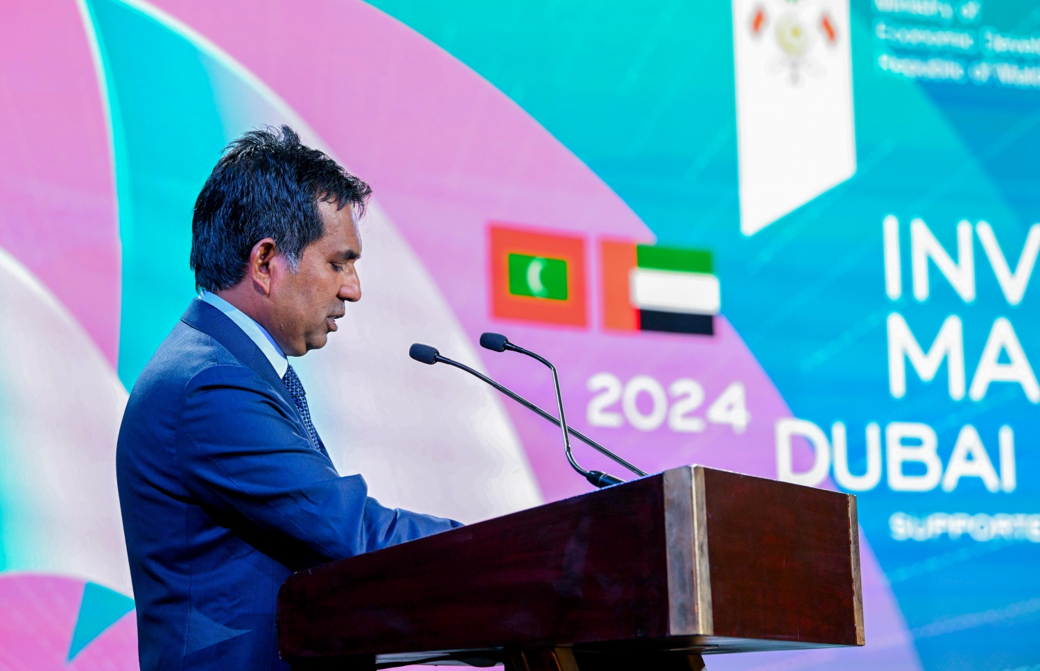 ރާއްޖޭގައި ހުރި އިންވެސްޓްމަންޓުތަކުގެ ފައި ފުރުސަތުތައް ދައްކާލުމަށް ރާއްޖޭގެ ފަރާތުން ދުބާއީގައި ބޭއްވި އިންވެސްޓް މޯލްޑިވްސް 2024 ދުބާއީ ފޯރަމްގައި އިކިނޮމިކް މިނިސްޓަރު މުހައްމަދު ސައީދު ވާހަކަފުޅު ދައްކަވަނީ .-- ފޮޓޯ: ރައީސް އޮފީސް