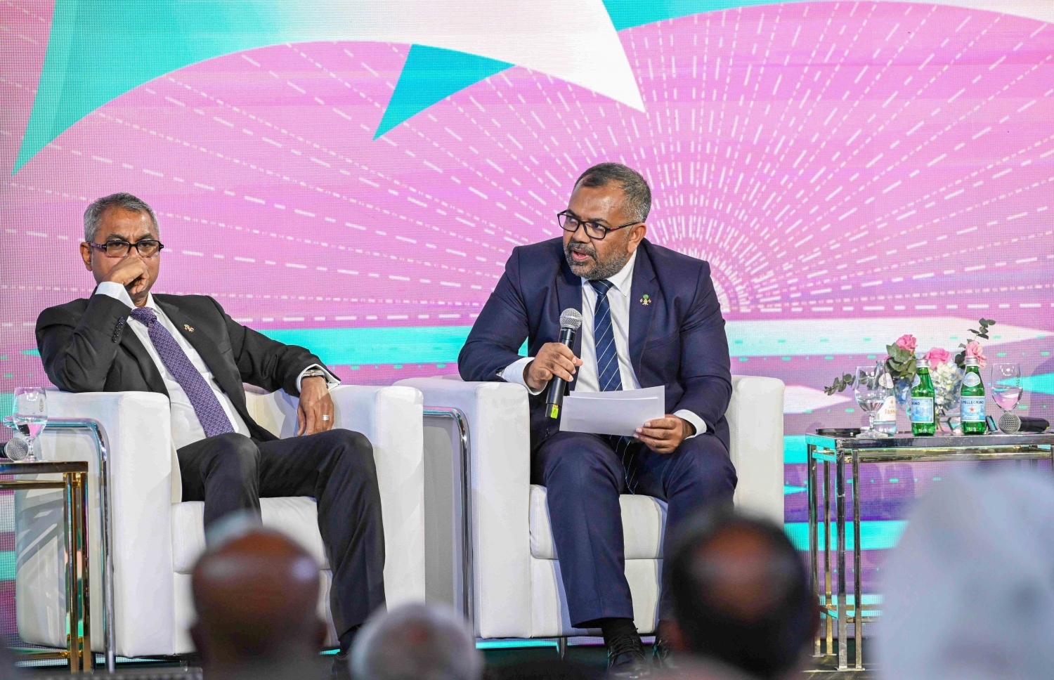 ރާއްޖޭގައި ހުރި އިންވެސްޓްމަންޓުތަކުގެ ފައި ފުރުސަތުތައް ދައްކާލުމަށް ރާއްޖޭގެ ފަރާތުން ދުބާއީގައި ބޭއްވި އިންވެސްޓް މޯލްޑިވްސް 2024 ދުބާއީ ފޯރަމްގައި ފޮރިން މިނިސްޓަރު މޫސާ ޒަމީރު ވާހަކަފުޅު ދައްކަވަނީ .-- ފޮޓޯ: ރައީސް އޮފީސް