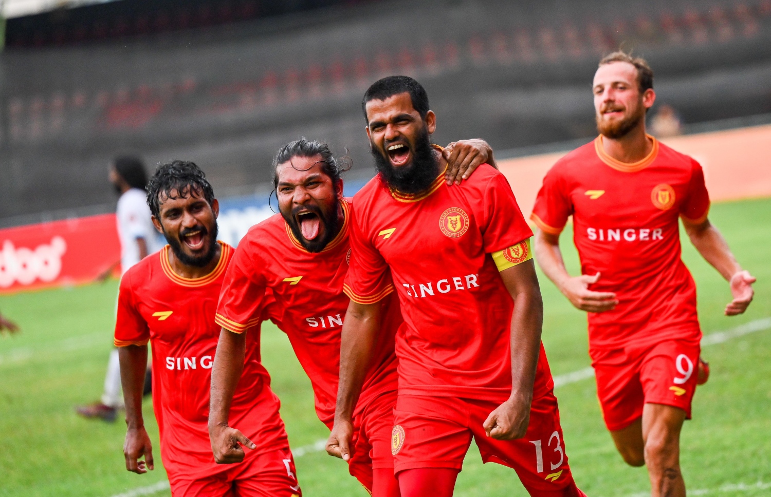 ފައިނަލް މެޗުގައި މަސްއޮޑި ކޮޅަށް ވިކްޓަރީން އެއްވަރު ކުރި ގޯލު ޖެހުމަށް ފަހު ކެޕްޓަން އަކޫ އާއެކު އެހެން ބައެއް ކުޅުންތެރިން އުފާފާޅު ކުރަނީ.-- ފޮޓޯ: ނިޝާން އަލީ/ މިހާރު