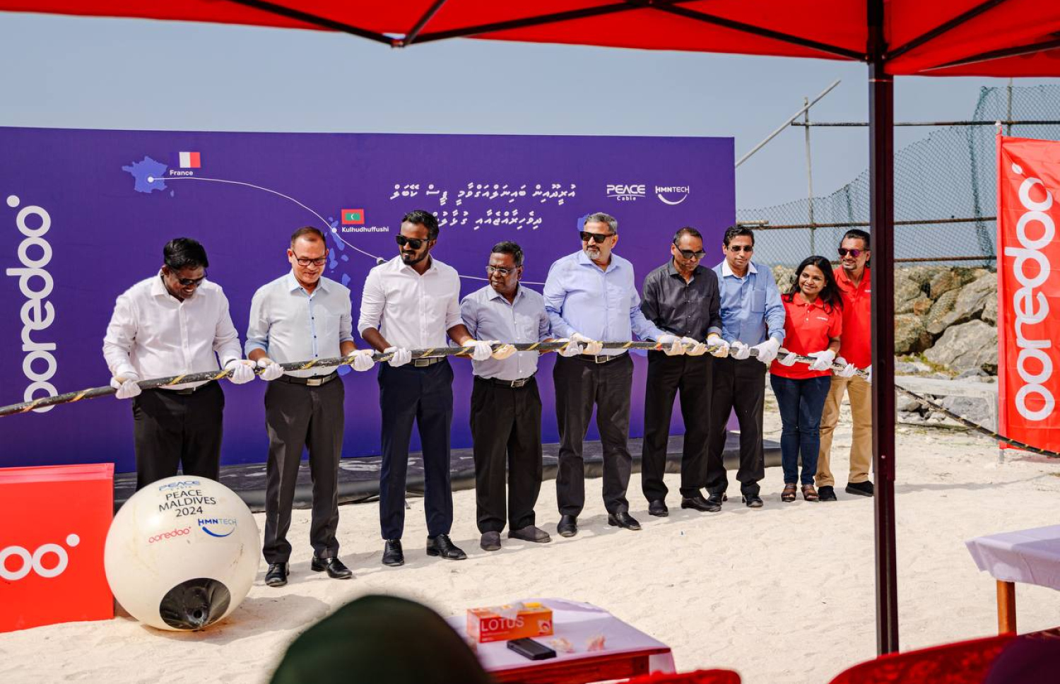 ކުޅުދުއްފުށި ލޭންޑިން ސައިޓަށް މިދިޔަ ފެބްރުއަރީ މަހު ޕީސް ކޭބަލް ގުޅާލުމަށް ބޭއްވި ރަސްމިއްޔާތުގައި އުރީދޫ އާއި އެ ރަށު ކައުންސިލުގެ އިސްވެރިން. 