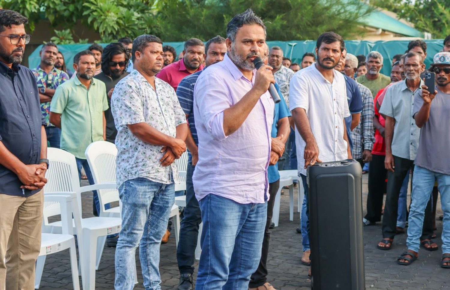 ކޫއްޑޫގައި މަސްވެރިން އިހުތިޖާޖު ކުރަން ފެށުމުން މިނިސްޓަރު ޝިޔާމް މިދިޔަ ހޯމަ ދުވަހު އެ ރަށަށް ވަޑައިގެން އެ މީހުންގެ ސުވާލުތަކަށް ޖަވާބު ދެއްވަނީ.