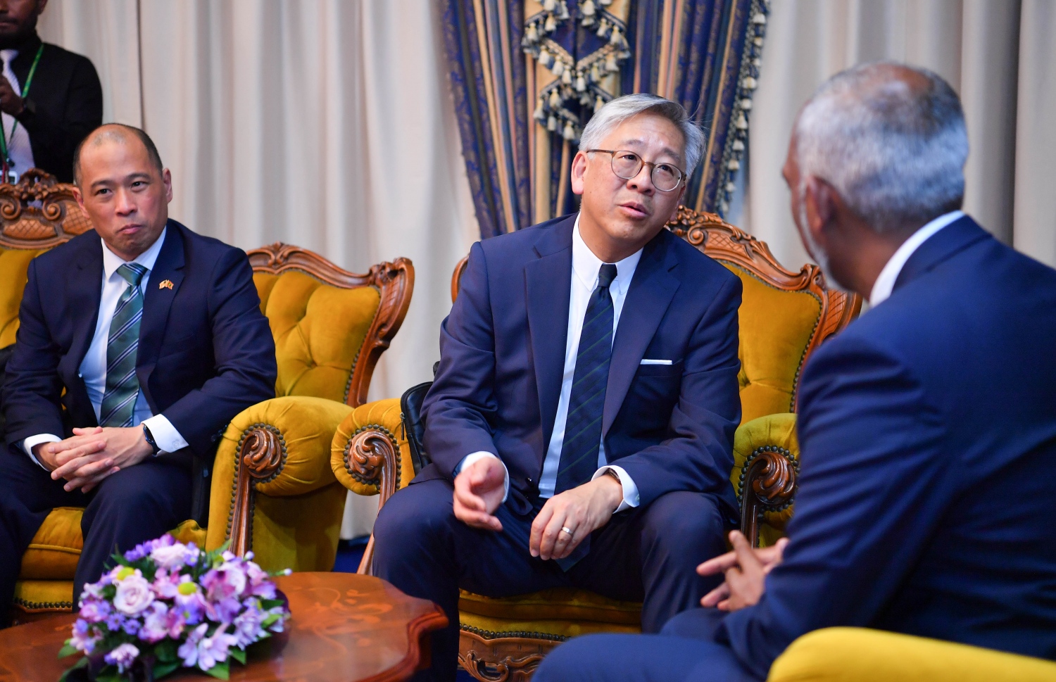 އެމެރިކާގެ އެސިސްޓަންޓް ސެކްރެޓަރީ އޮފް ސްޓޭޓް ފޮ ސައުތު އެންޑް ސެންޓްރަލް އޭޝިއަން ‌‏އެފެއާޒް ޑޮނާލްޑް ލޫ ރައީސް މިދިޔަ މަހުގެ 30 ގައި ރާއްޖެއަށް ކުރެއްވި ދަތުރުފުޅުގައި ރައީސް ޑރ. މުހައްމަދު މުއިއްޒުއާ ބައްދަލުކުރައްވަނީ. --ފޮޓޯ: ރައީސް އޮފީސް