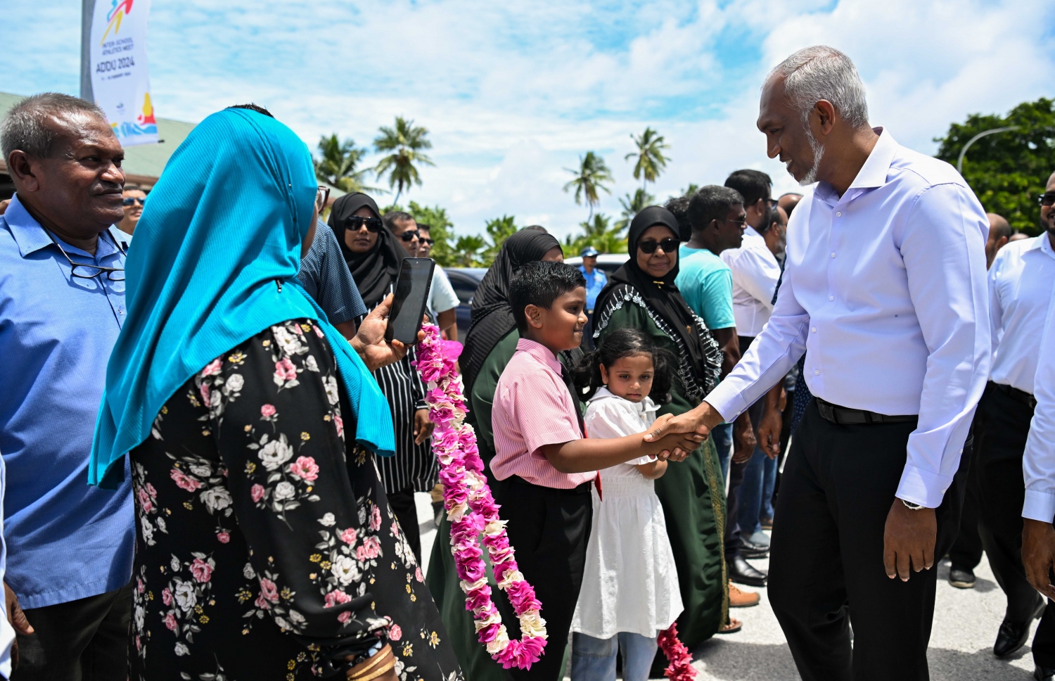 އިންތިހާބަށް ފަހު ރައީސް ޑރ. މުހައްމަދު މުއިއްޒު އައްޑުއަށް ކުރެއްވި ފުރަތަމަ ދަތުރުފުޅުގައި އައްޑޫގެ ރައްޔިތުން ރައީސް އަށް މަރުހަބާ ދަންނަވަނީ.-- ފޮޓޯ: ރައީސް އޮފީސް