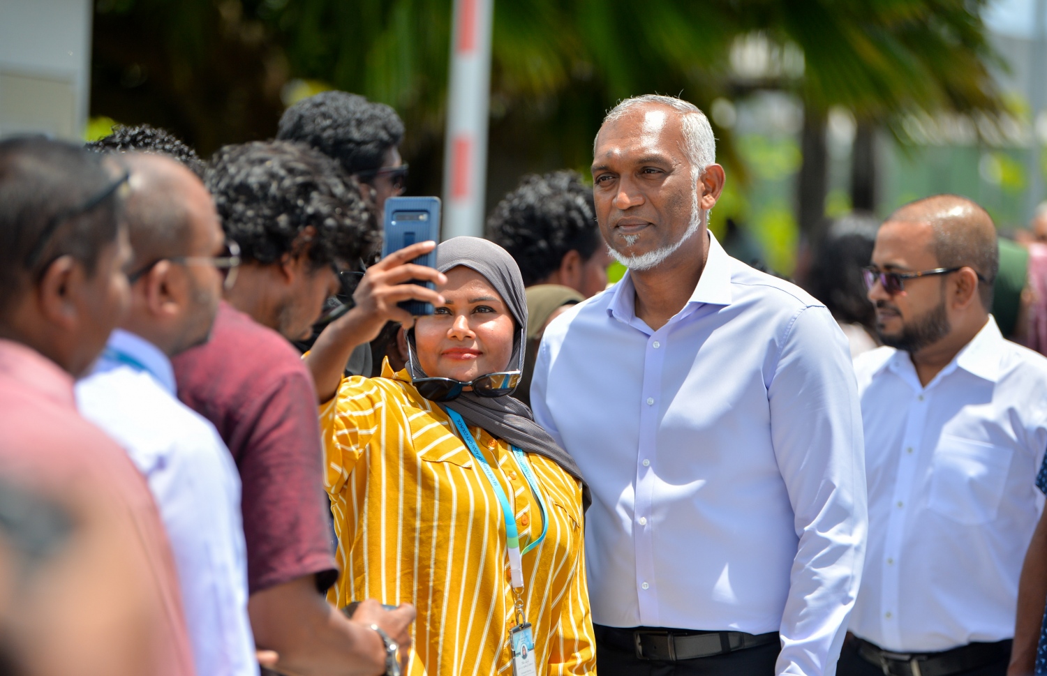 އިންތިހާބަށް ފަހު ރައީސް ޑރ. މުހައްމަދު މުއިއްޒު އައްޑުއަށް ކުރެއްވި ފުރަތަމަ ދަތުރުފުޅުގައި އައްޑޫގެ ރައްޔިތަކު ރައީސް އާއެކު ސެލްފީއެއް ނަގަނީ.-- ފޮޓޯ: ރައީސް އޮފީސް