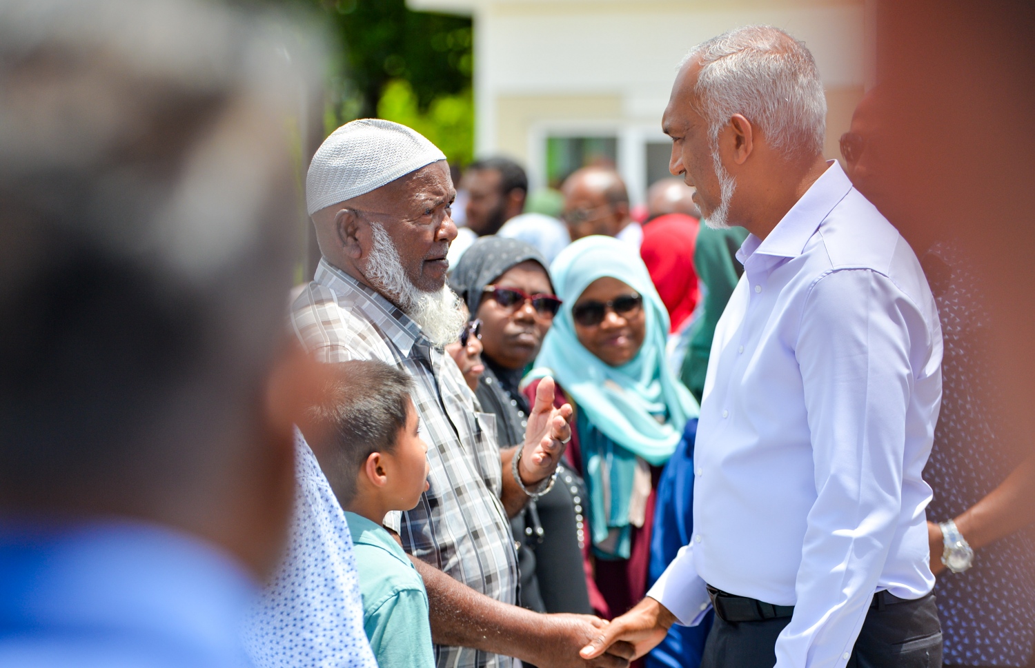 އިންތިހާބަށް ފަހު ރައީސް ޑރ. މުހައްމަދު މުއިއްޒު އައްޑުއަށް ކުރެއްވި ފުރަތަމަ ދަތުރުފުޅުގައި އައްޑޫގެ ރައްޔިތުން ރައީސް އަށް މަރުހަބާ ދަންނަވަނީ.-- ފޮޓޯ: ރައީސް އޮފީސް