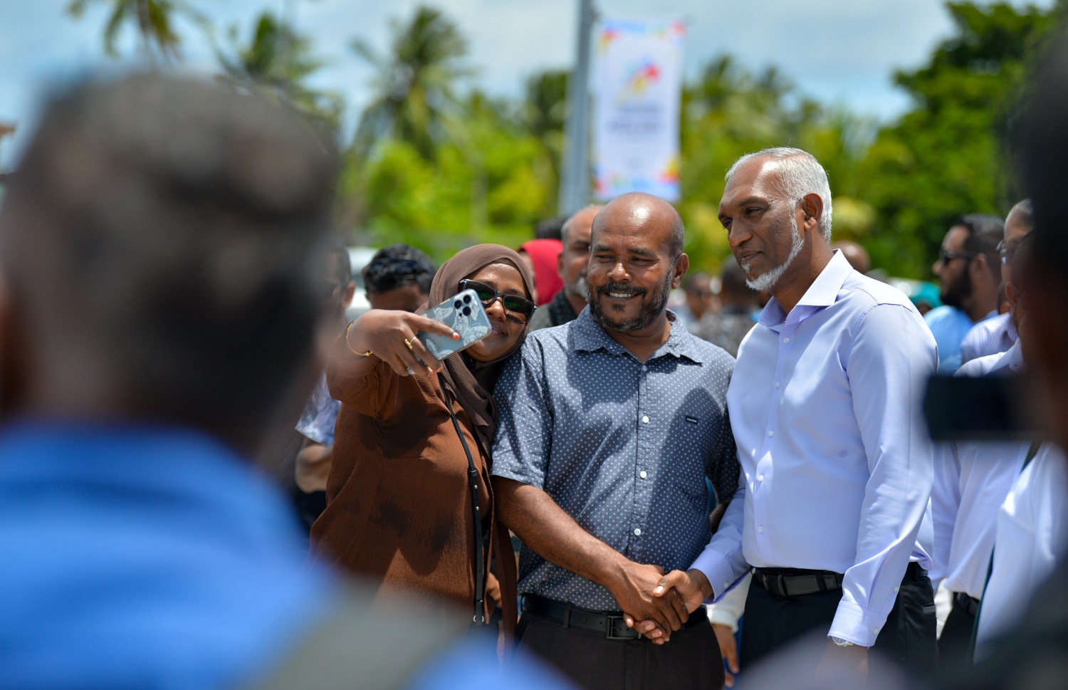 އިންތިހާބަށް ފަހު ރައީސް ޑރ. މުހައްމަދު މުއިއްޒު އައްޑުއަށް ކުރެއްވި ފުރަތަމަ ދަތުރުފުޅުގައި އައްޑޫގެ ރައްޔިތަކު ރައީސް އާއެކު ސެލްފީއެއް ނަގަނީ.-- ފޮޓޯ: ރައީސް އޮފީސް