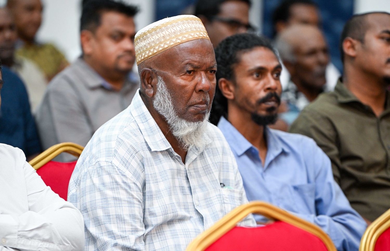 އިންތިހާބަށް ފަހު ރައީސް ޑރ. މުހައްމަދު މުއިއްޒު އައްޑުއަށް ކުރެއްވި ފުރަތަމަ ދަތުރުފުޅުގައި އައްޑޫ ހިތަދޫ/ފޭދޫ ރައްޔިތުންނާ ބައްދަލު ކުރެއްވުމަށް ބޭއްވި ޖަލްސާގައި އެ ރަށުގެ ރައްޔިތުން ބައިވެރިވަނީ.-- ފޮޓޯ: ރައީސް އޮފީސް