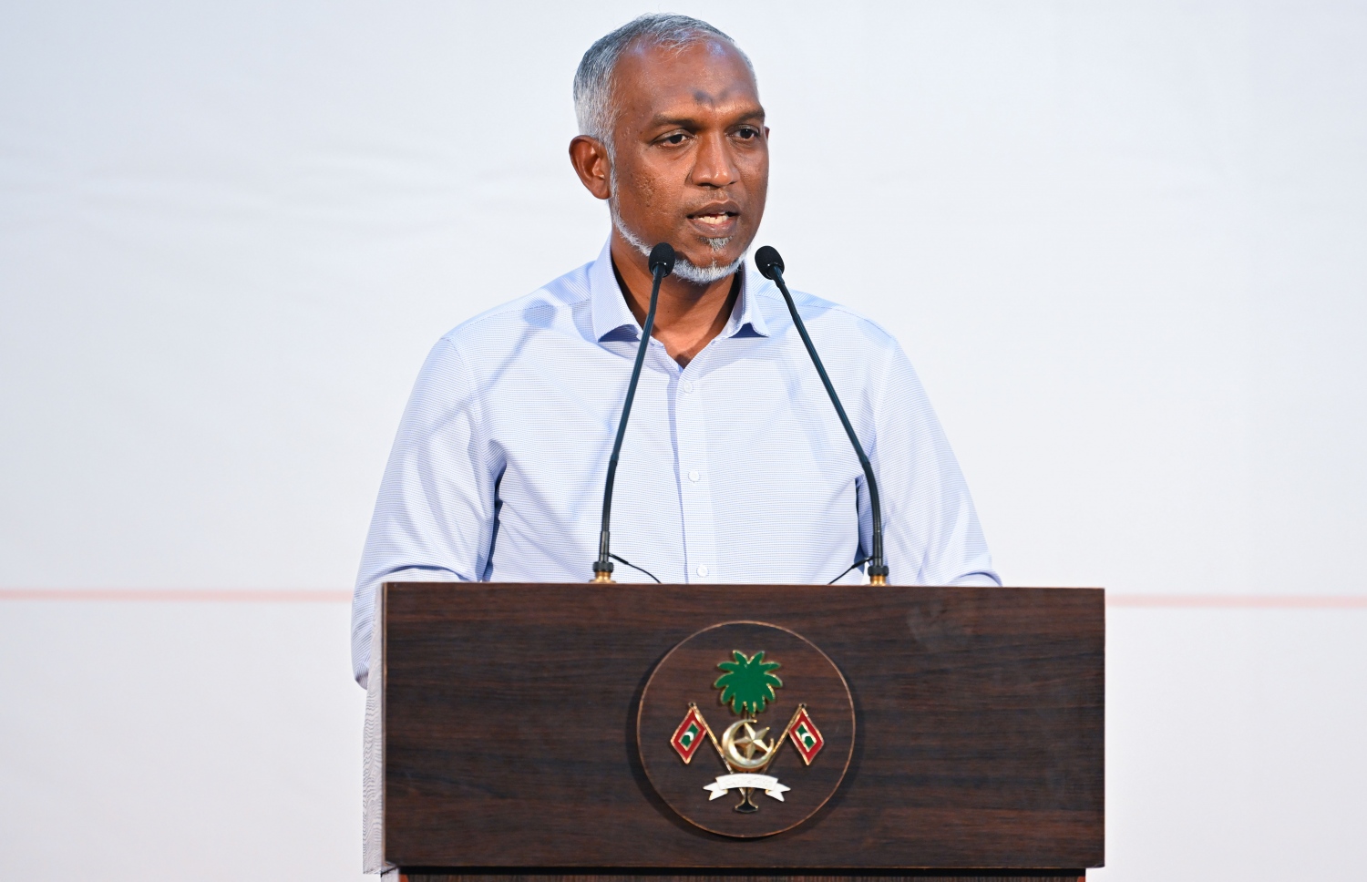 އިންތިހާބަށް ފަހު ރައީސް ޑރ. މުހައްމަދު މުއިއްޒު އައްޑުއަށް ކުރެއްވި ފުރަތަމަ ދަތުރުފުޅުގައި އައްޑޫ ހިތަދޫ/ފޭދޫ ރައްޔިތުންނާ ބައްދަލު ކުރެއްވުމަށް ބޭއްވި ޖަލްސާގައި އެމަނިކުފާނު ވާހަކަ ދައްކަވަނީ.-- ފޮޓޯ: ރައީސް އޮފީސް