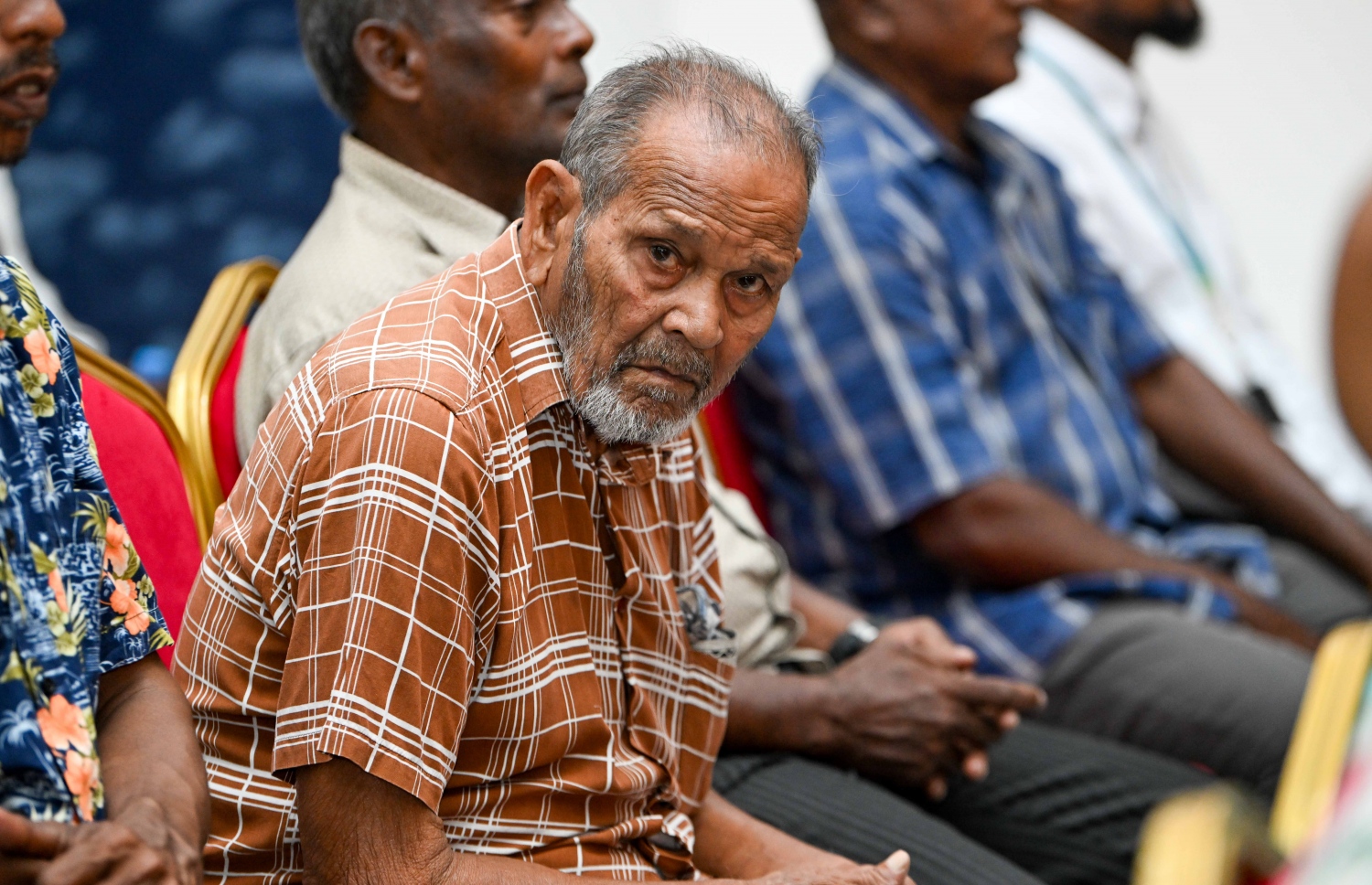 އިންތިހާބަށް ފަހު ރައީސް ޑރ. މުހައްމަދު މުއިއްޒު އައްޑުއަށް ކުރެއްވި ފުރަތަމަ ދަތުރުފުޅުގައި އައްޑޫ ހިތަދޫ/ފޭދޫ ރައްޔިތުންނާ ބައްދަލު ކުރެއްވުމަށް ބޭއްވި ޖަލްސާގައި އެ ރަށުގެ ރައްޔިތުން ބައިވެރިވަނީ.-- ފޮޓޯ: ރައީސް އޮފީސް