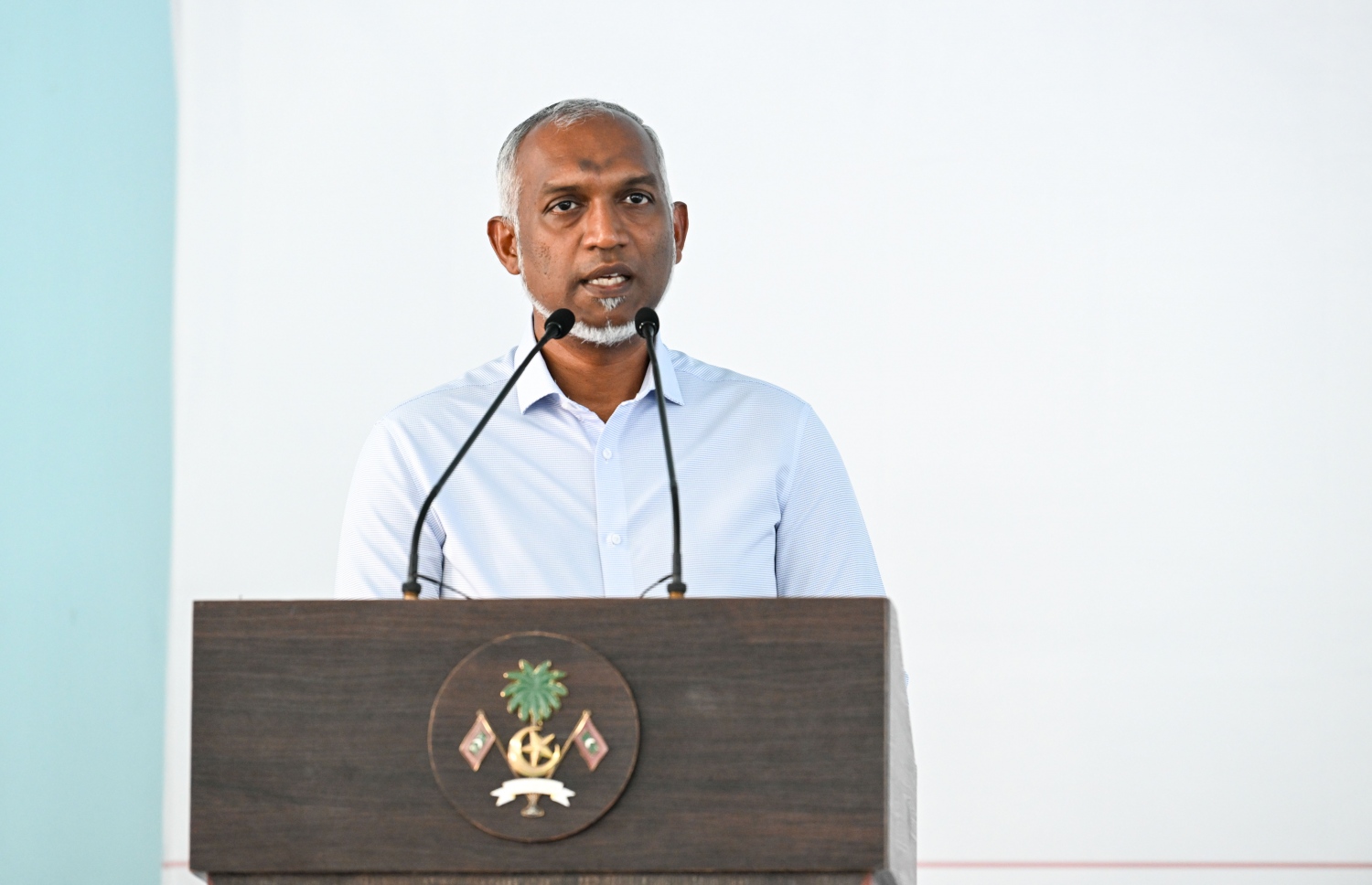 އިންތިހާބަށް ފަހު ރައީސް ޑރ. މުހައްމަދު މުއިއްޒު އައްޑުއަށް ކުރެއްވި ފުރަތަމަ ދަތުރުފުޅުގައި އައްޑޫ މަރަދޫ އަދި މަރަދޫފޭދޫ ރައްޔިތުންނާ ބައްދަލުކޮށް ވާހަކަ ދެއްކުވުމަށް ބޭއްވި ޖަލްސާގައި އެމަނިކުފާނު ވާހަކަ ދައްކަވަނީ.-- ފޮޓޯ: ރައީސް އޮފީސް