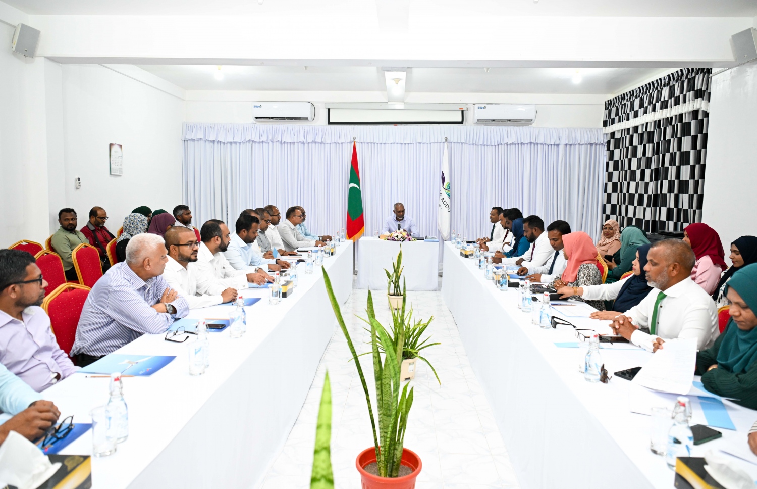 އިންތިހާބަށް ފަހު ރައީސް ޑރ. މުހައްމަދު މުއިއްޒު އައްޑުއަށް ކުރެއްވި ފުރަތަމަ ދަތުރުފުޅުގައި އައްޑޫ ސިޓީ ކައުންސިލުގެ މެންބަރުންނާ އަދި އ.ތ.މ ކޮމިޓީއާ ބައްދަލުކުރައްވާ ވާހަކަ ދައްކަވަނީ.-- ފޮޓޯ: ރައީސް އޮފީސް