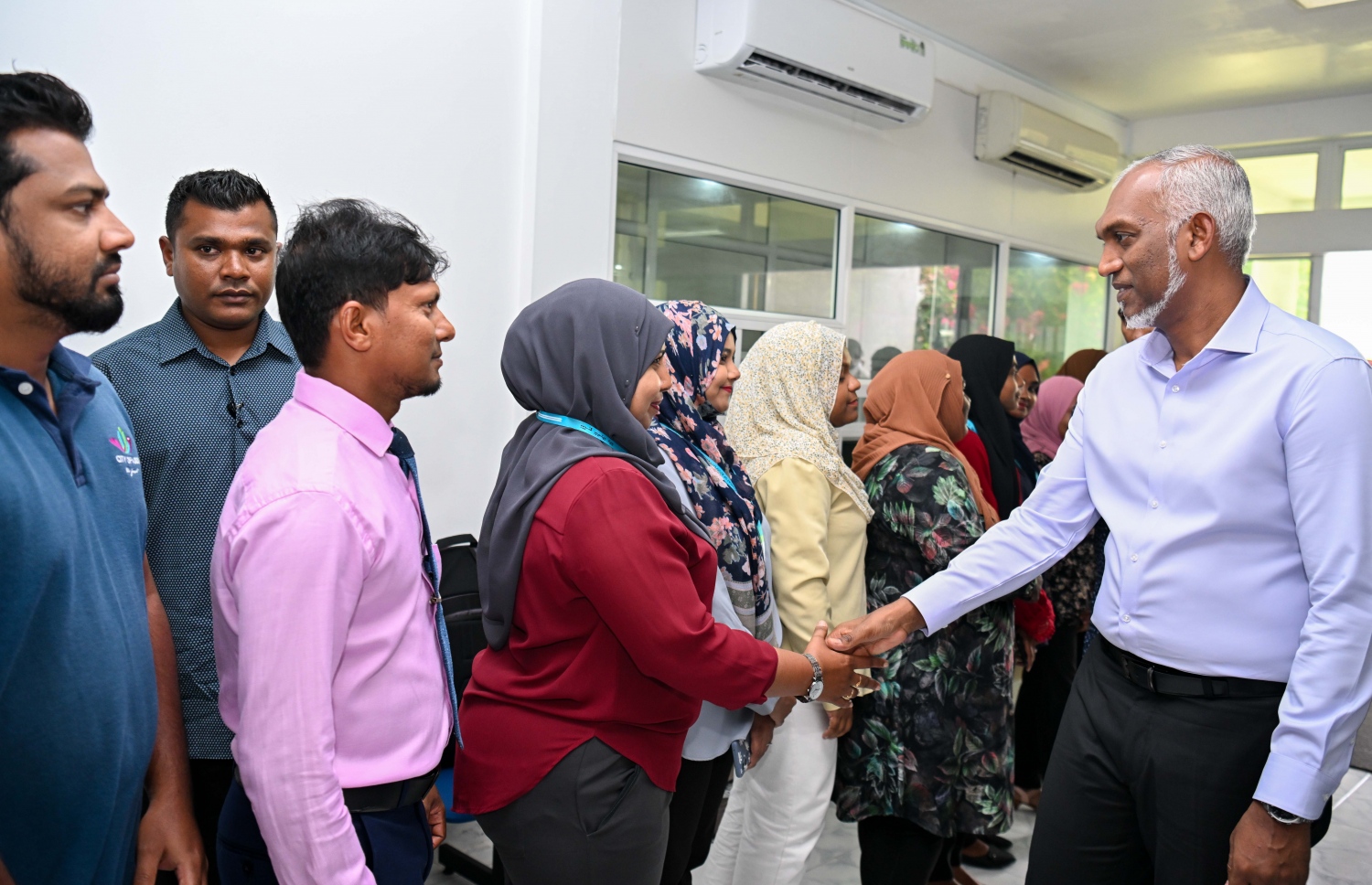 އިންތިހާބަށް ފަހު ރައީސް ޑރ. މުހައްމަދު މުއިއްޒު އައްޑުއަށް ކުރެއްވި ފުރަތަމަ ދަތުރުފުޅުގައި އައްޑޫ އައްޑޫ ސިޓީ ކައުންސިލުގެ މެންބަރުންނާ އަދި އ.ތ.މ ކޮމިޓީއާ ބައްދަލުކުރެއްވުމަށް ވަޑައިގަތުމުން އެމަނިކުފާނަށް މަރުހަބާ ދަންނަވަނީ.-- ފޮޓޯ: ރައީސް އޮފީސް