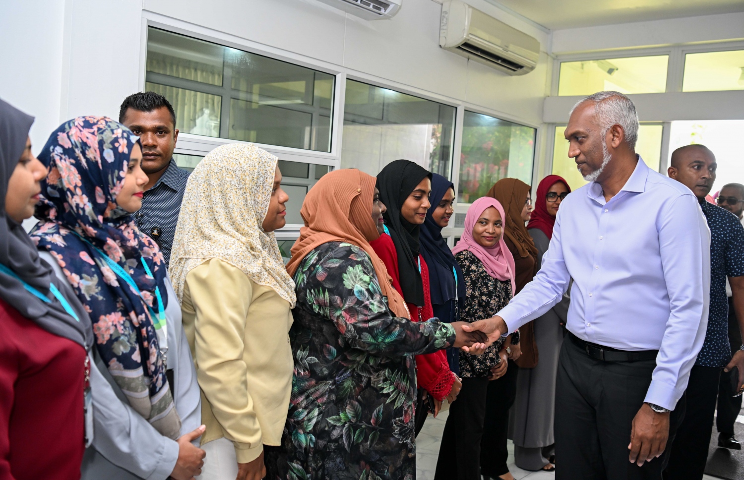 އިންތިހާބަށް ފަހު ރައީސް ޑރ. މުހައްމަދު މުއިއްޒު އައްޑުއަށް ކުރެއްވި ފުރަތަމަ ދަތުރުފުޅުގައި އައްޑޫ އައްޑޫ ސިޓީ ކައުންސިލުގެ މެންބަރުންނާ އަދި އ.ތ.މ ކޮމިޓީއާ ބައްދަލުކުރެއްވުމަށް ވަޑައިގަތުމުން އެމަނިކުފާނަށް މަރުހަބާ ދަންނަވަނީ.-- ފޮޓޯ: ރައީސް އޮފީސް