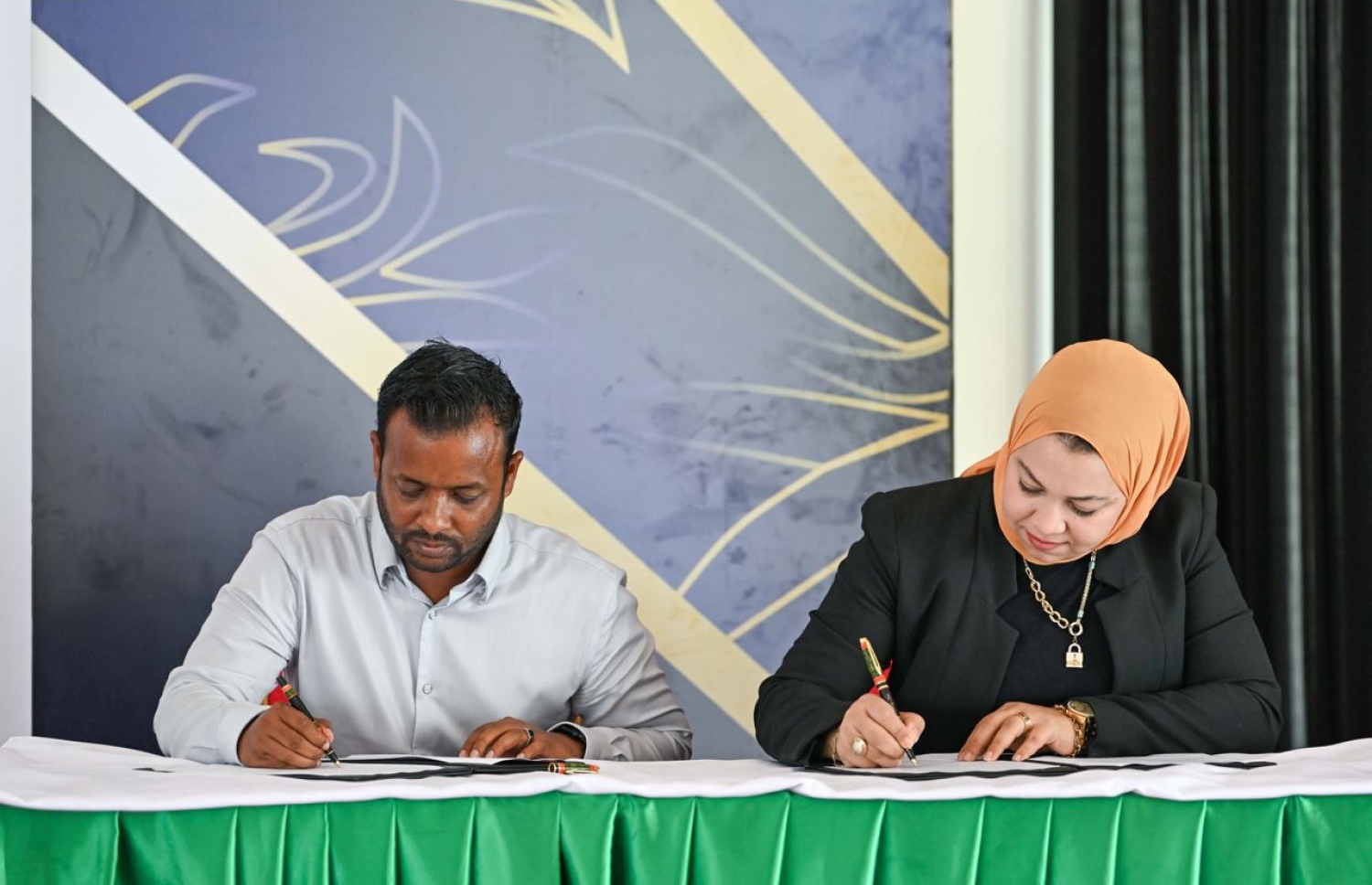 އައްޑޫ ބްރިޖުގެ މަޝްރޫއު މިސްރުގެ ދަ އަރަބް ކޮންޓްރެކްޓާސްއާ ހަވާލުކުރުން. ކޮންސްޓްރަކްޝަން މިނިސްޓަރު އަބްދުالله މުއްތަލިބު އެ އެއްބަސްވުމުގައި ސޮއިކުރެއްވިއިރު އެ ކުންފުނީގެ ފަރާތުން ސޮއިކުރެއްވީ އިންޖީނިއަރު، ހެބާ އަހުމަދު- ފޮޓޯ: ރައީސް އޮފީސް