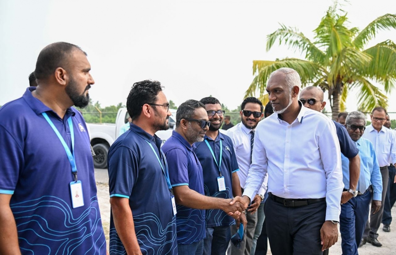 ފުވައްމުލަކުގެ އެތެރޭގެ 50 މަގެއް ހެދުމުގެ މަޝްރޫއު ފެށުމުގެ ރަސްމިއްޔާތުގައި ރައީސް މުއިއްޒު މިއަދު ހަވީރު ބައިވެރިވެވަޑައިގެން އެ މަސައްކަތުގެ ކޮންޓްރެކްޓަރު އެމްޓީސީސީގެ ބައެއް މުވައްޒަފުންނާ ސަލާން ކުރައްވަނީ.