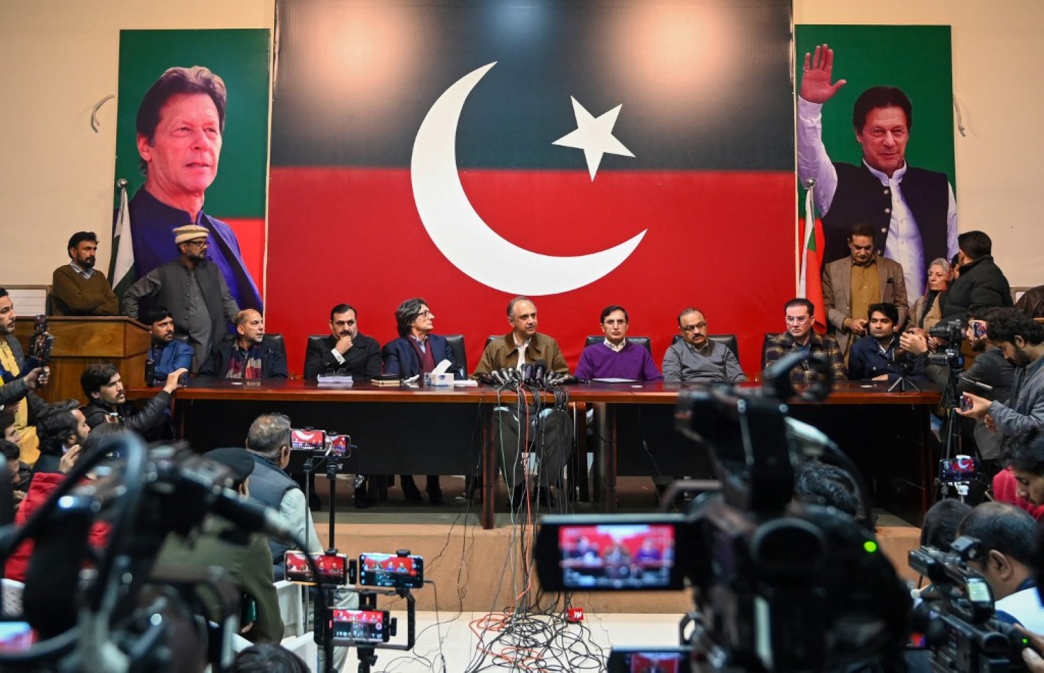 ޕާކިސްތާނުގެ ކުރީގެ ބޮޑުވަޒީރު އިމްރާން ޚާންގެ ކެންޑިޑޭޓުން ކުޑަ ޕާޓީއަކާ އެކު އިއްތިހާދު ހެދުމާ ބެހޭ ގޮތުން ބޭއްވި ޕްރެސް ކޮންފަރެންސް. -- ފޮޓޯ: އޭއެފްޕީ