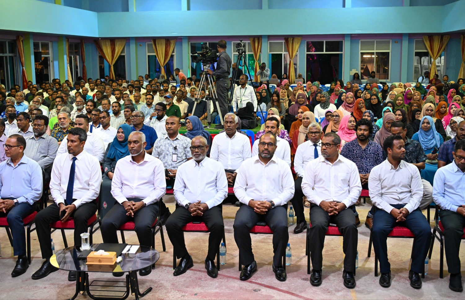 ރައީސް ފުވައްމުލަކު މީހުންނާ ބައްދަލުކުރެއްވުން