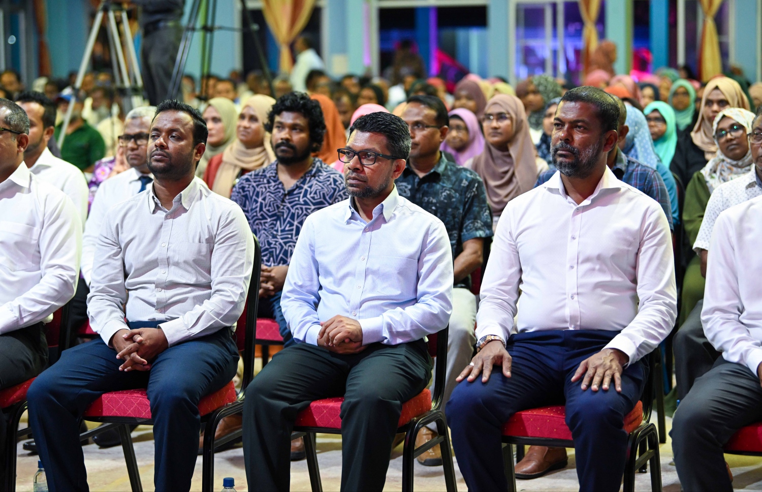 ރައީސް ޑރ މުހައްމަދު މުއިއްޒު ފުވަމުލަކަށް ވަޑައިގެން އެ ސިޓީގެ މީހުންނާއި ބައްދަލުކުރެއްވުމަށް ބޭއްވި ޖަލްސާގައި ސަރުކާރުގެ އިސްވެރިން ބައިވެރިވެވަޑައިގަންނަވަނީ -- ފޮޓޯ: ރައީސް އޮފީސް