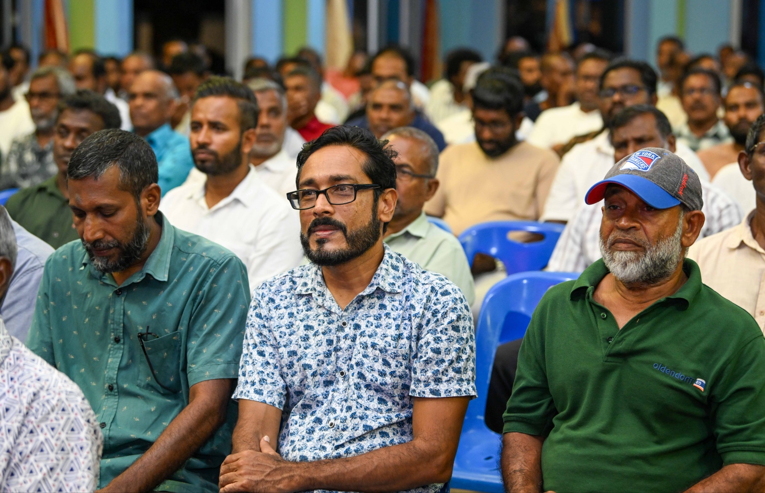 ރައީސް ޑރ މުހައްމަދު މުއިއްޒު ފުވަމުލަކަށް ވަޑައިގެން އެ ސިޓީގެ މީހުންނާއި ބައްދަލުކުރެއްވުމަށް ބޭއްވި ޖަލްސާގައި ބައިވެރިވި ބައެއް މީހުން -- ފޮޓޯ: ރައީސް އޮފީސް