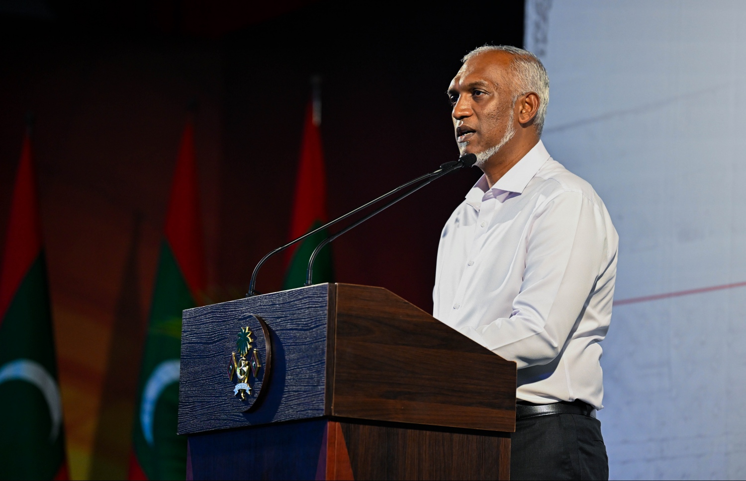 ރައީސް ފުވަމުލަކަށް ވަޑައިގެން އެ ސިޓީގެ މީހުންނާއި ބައްދަލުކުރެއްވުމަށް ބޭއްވި ޖަލްސާގައި ރައީސް ޑރ. މުހައްމަދު މުއިއްޒު ވާހަކަފުޅު ދައްކަވަނީ -- ފޮޓޯ: ރައީސް އޮފީސް