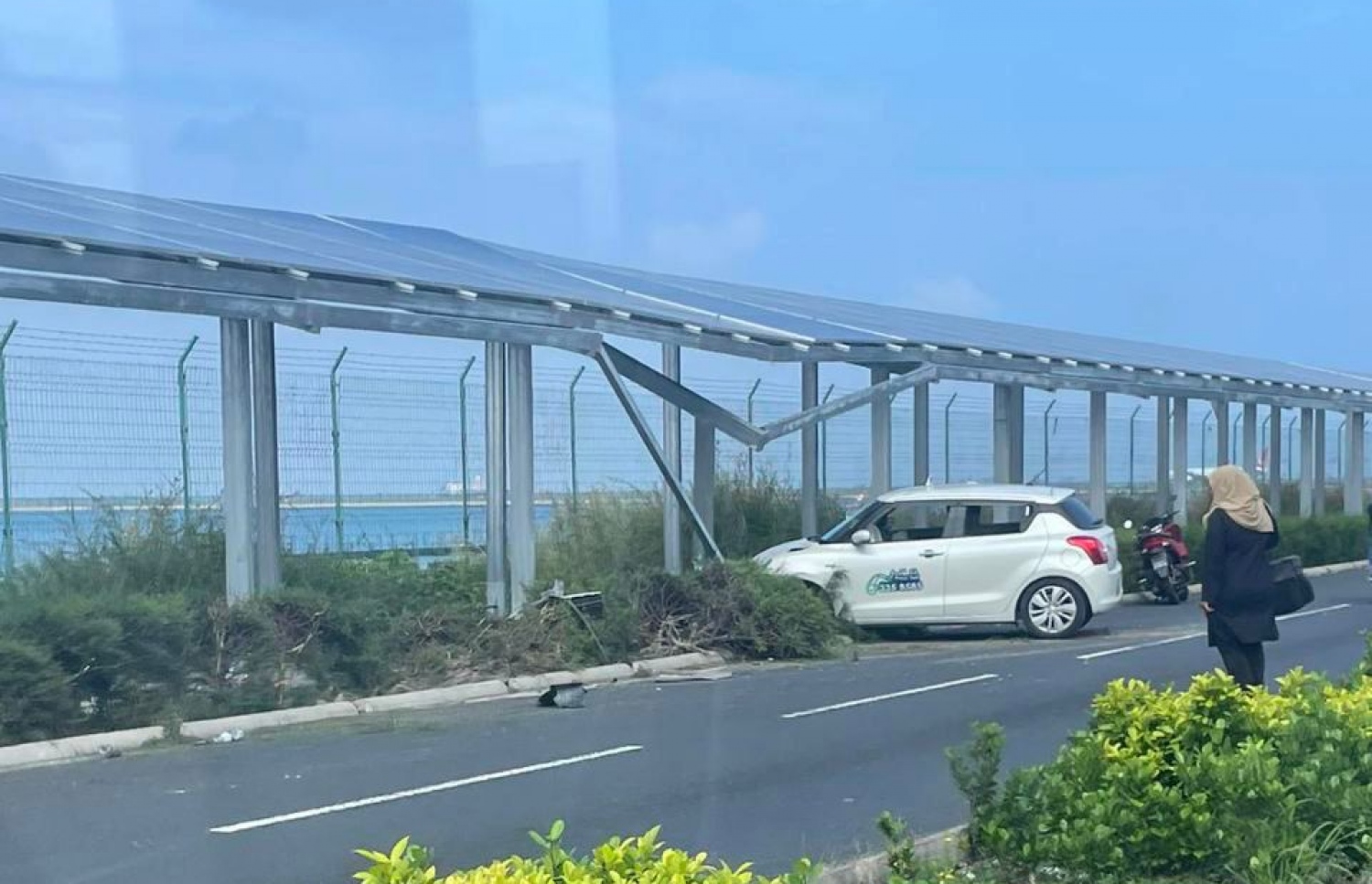 ހުޅުމާލޭގައި ހަރުކޮށްފައި ހުންނަ ސޯލާ ޕެނަލްތަކުގެ ސްޓްރަކްޗާއަށް ޓެކްސީއެއް އަރައިފައި.