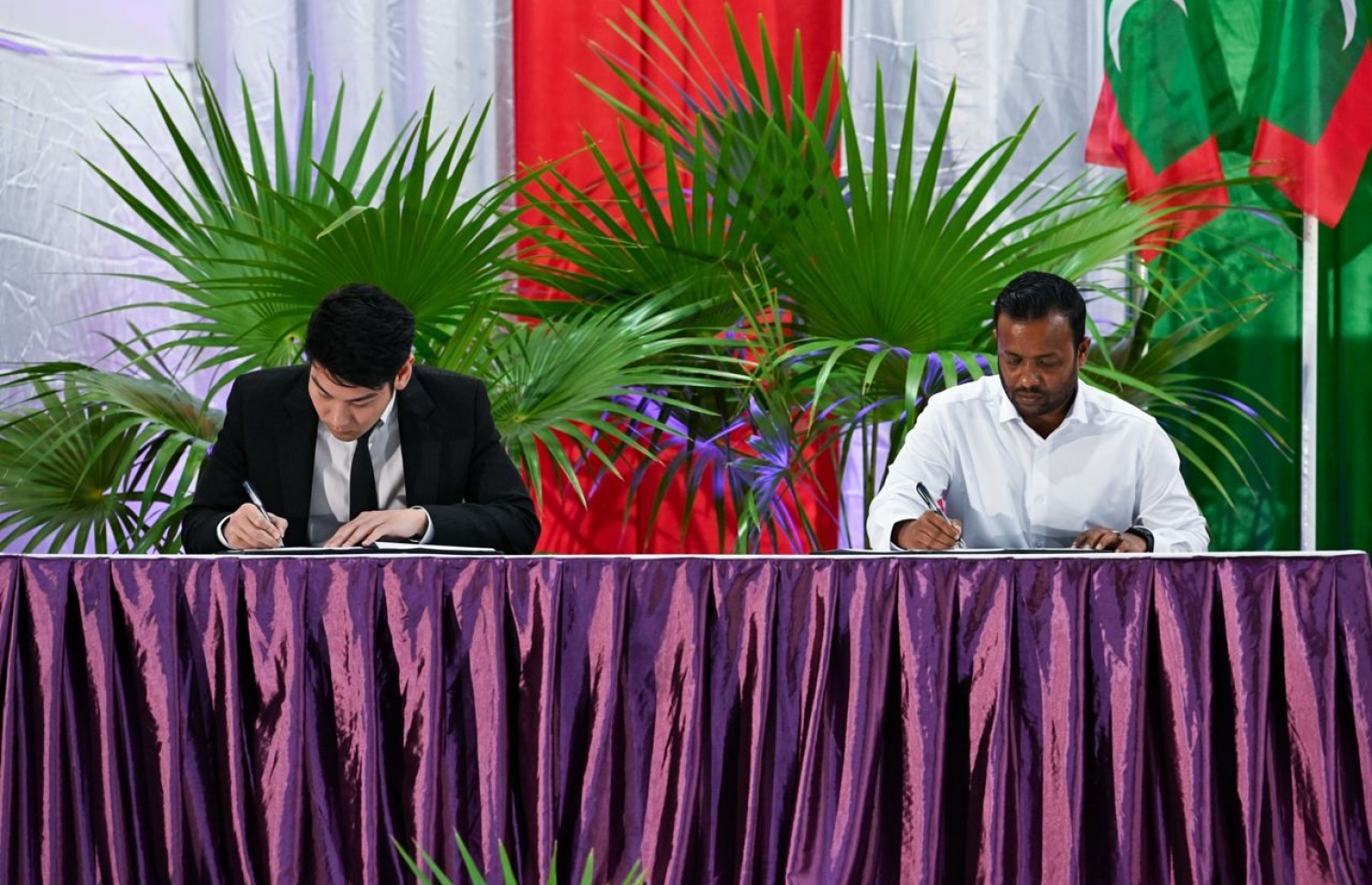 ތިނަދޫގައި އިންޓަނޭޝަނަލް އެއާޕޯޓު ހެދުމުގެ އެއްބަސްވުމުގައި ކޮންސްޓްރަކްޝަން މިނިސްޓަރު މުއްތޮލިބާއި ތައިލެންޑުގެ ޕޭން ޕެސިފިކްއާ ކުންފުނީގެ ސީއީއޯ ޒިރާޓް ޕެތްނުންތަވޮންގް މިރޭ ސޮއިކުރައްވަނީ