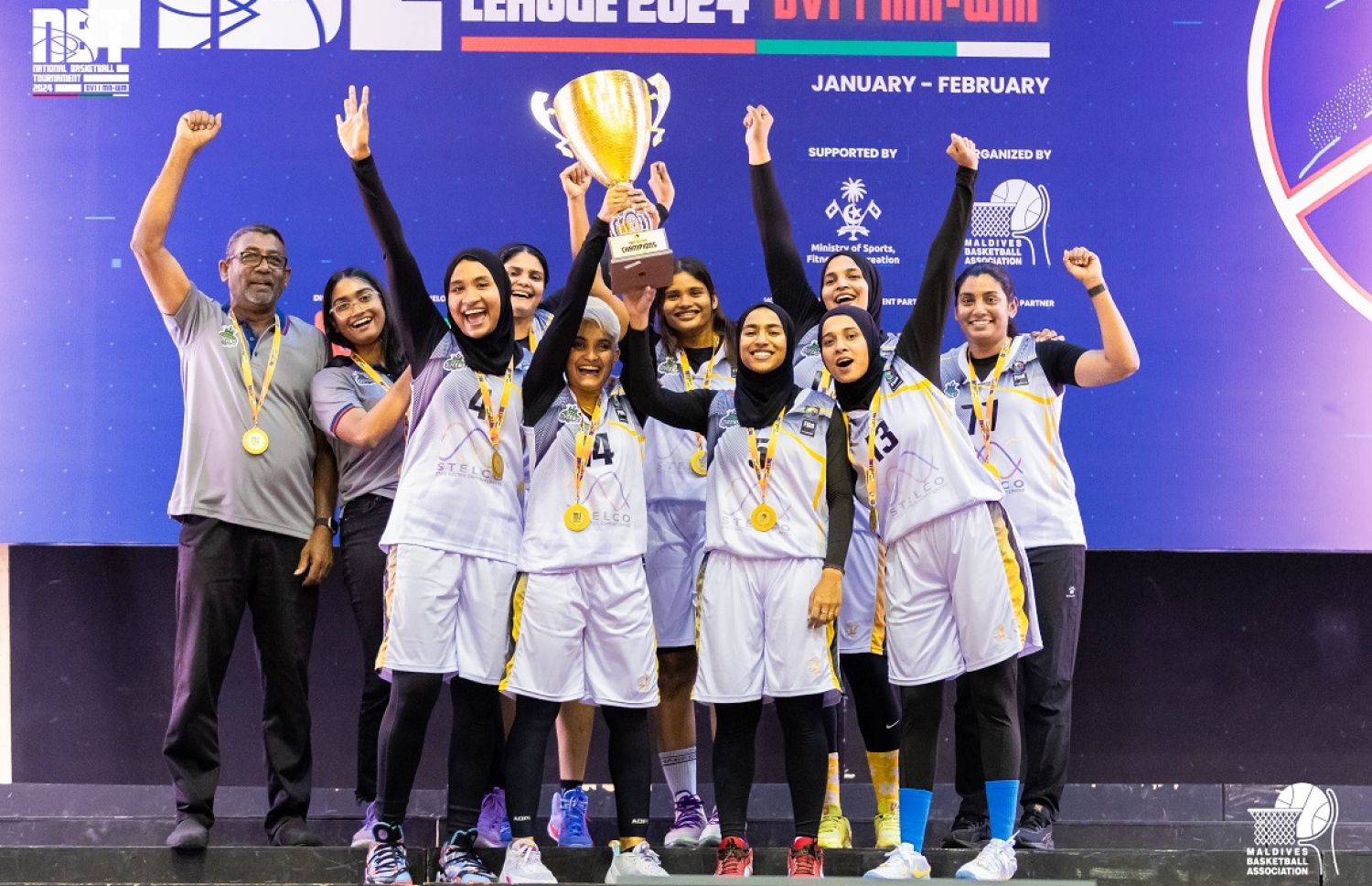 ގައުމީ ލީގުގެ އަންހެން ޑިވިޝަންގެ ޗެމްޕިއަން ޓީމް ކުއީންސް ބީސީ ތަށީ އުފުލާލަނީ.-- ފޮޓޯ: އެންބީޓީ/ ސިޑިބަރި