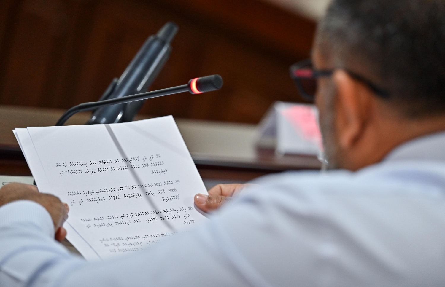 ފޮރިން މިނިސްޓަރު މޫސާ ޒަމީރު މިއަދު މަޖިލީހުގެ ކޮމިޓީގައި މެންބަރުންގެ ސުވާލުތަކަށް ޖަވާބު ދެއްވަނީ - ފޮޓޯ: ފަޔާޒު މޫސާ / މިހާރު