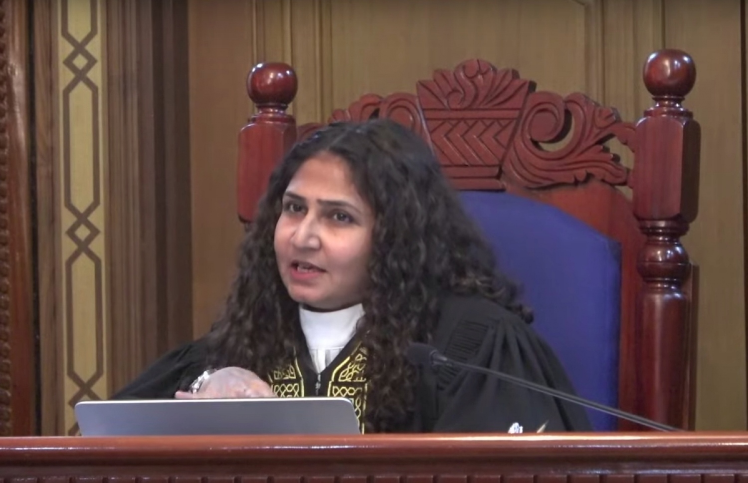 ސުޕްރީމް ކޯޓުގެ ފަނޑިޔާރު ޑރ. އަޒްމިރަލްދާ ޒާހިރު މިއަދު ޝަރީއަތުގެ މަޖިލީހުގައި.