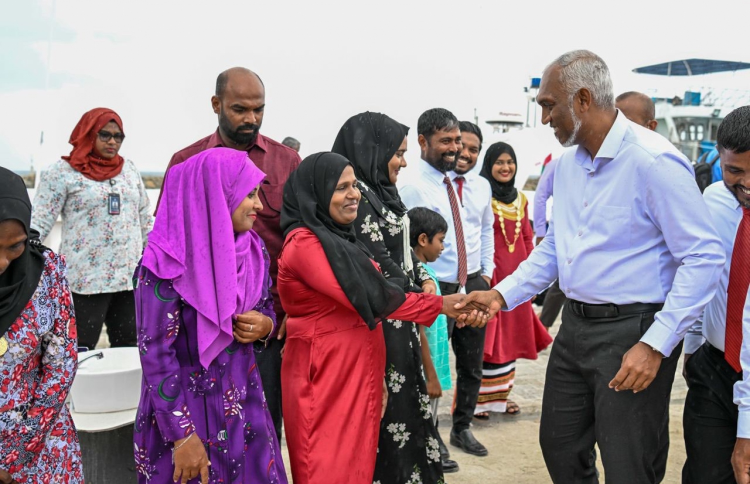 ރައީސް ޑރ. މުހައްމަދު މުއިއްޒު ގއ. ކޮނޑެއަށް ވަޑައިގަތުމުން މަރުހަބާ ކިޔަން ނުކުތް އާންމުންގެ ބައެއް މީހުންނާ އެމަނިކުފާނު ސަލާންކުރައްވަނީ.-- ފޮޓޯ: ރައީސް އޮފީސް