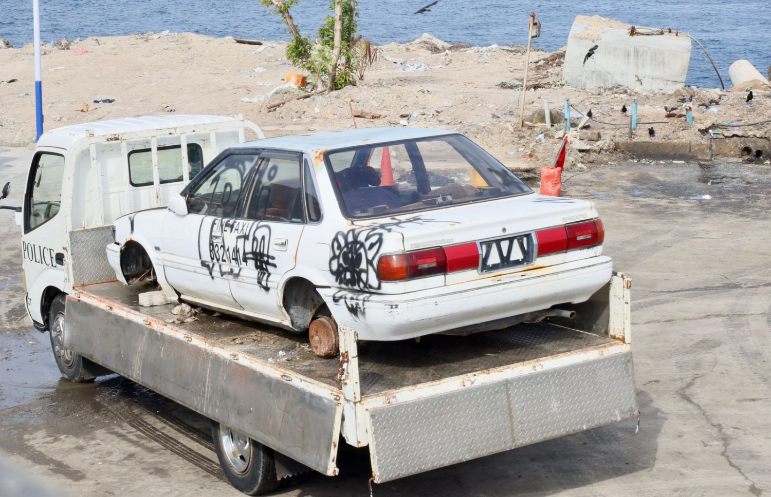 މާލޭގެ މަގެއްގައި އޮތް ބާ ކާރެއް ނައްތާލުމަށް ވެމްކޯ ސައިޓަށް ގެންދަނީ.-- ފޮޓޯ: ޓްރާންސްޕޯޓް މިނިސްޓްރީ