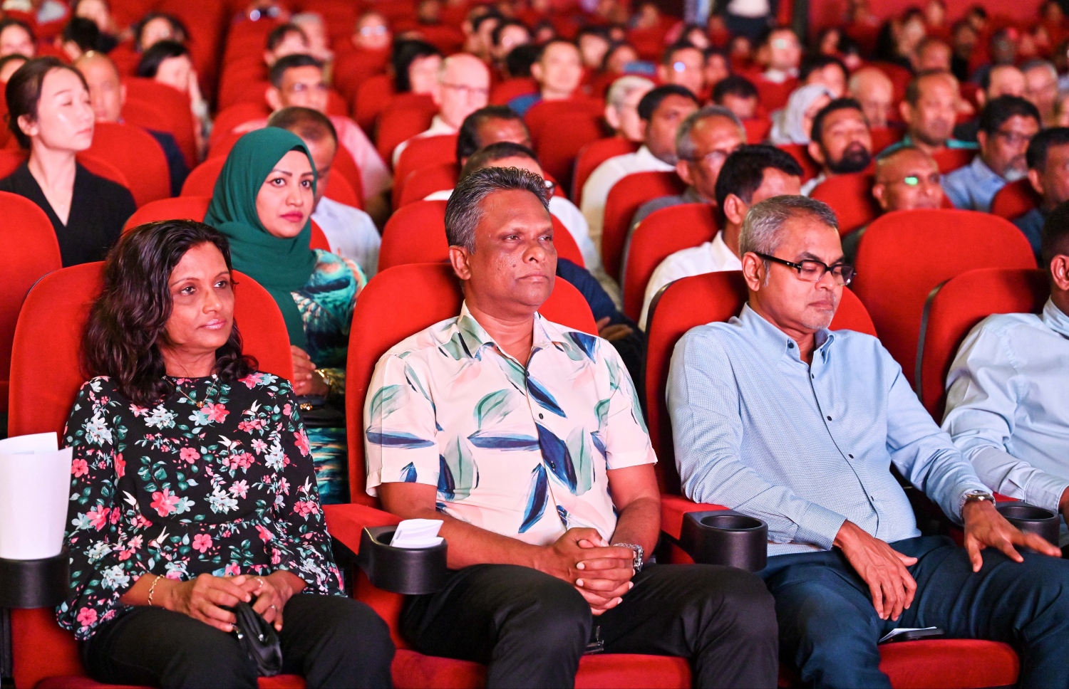 ޗައިނީސް ނިއު އިޔާ ފެށުން ފާހަގަކުރުމަށް އޮލިމްޕަހުގައި ބޭއްވި ހަފުލާގައި ބައެއް ވަޒީރުންނާއި މާލޭގެ މޭޔަރު އާދަމް އާޒިމްގެ ދެކަނބަލުން ބައިވެރިވެވަޑައިގަންނަވަނީ.--- ފޮޓޯ: ފަޔާޒު މޫސާ| މިހާރު