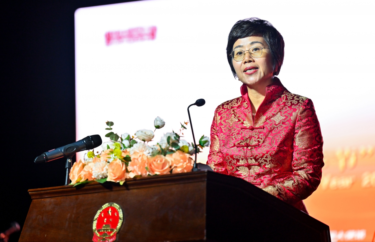 ޗައިނާ އާ އަހަރު ފާހަގަކުރަން ބޭއްވި ހަފުލާގައި، ރާއްޖޭގައި ހުންނަވާ ޗައިނާގެ ސަފީރު ވަންގް ލީޝިންގް ވާހަކަ ދައްކަވަނީ.--- ފޮޓޯ: ފަޔާޒު މޫސާ | މިހާރު