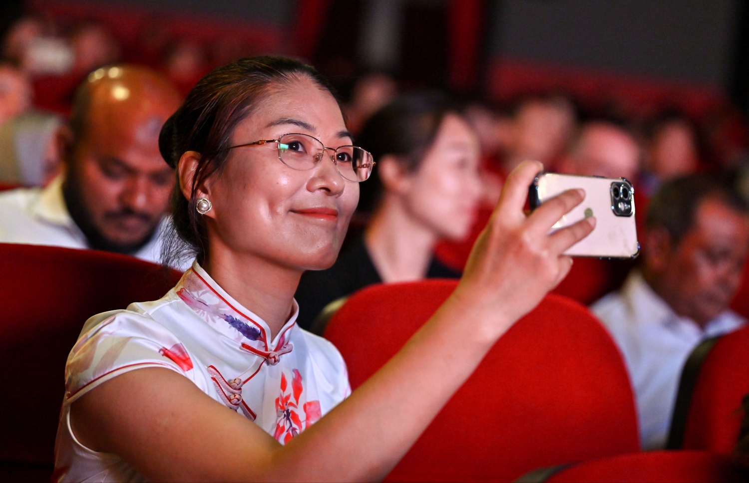 ޗައިނާ އާ އަހަރު ފާހަގަކުރަން އޮލިމްޕަހުގައި ބޭއްވި ހަފުލާގައި ޗައިނާ އެމްބަސީގެ އިސް މުވައްޒަފަކު ބައިވެރިވެވަޑައިގަންނަވަނީ: މި ހަފުލާގައި ރާއްޖޭގައި އުޅުއްވާ ޗައިނާގެ ބައެއް އިސްވެރިންނާއި ރައްޔިތުން ބައިވެރިވި. ދެ ގައުމުގެ ސަގާފީ ހަރަކާތްތައް ވެސް ދައްކައިލި.--- ފޮޓޯ: ފަޔާޒު މޫސާ / މިހާރު