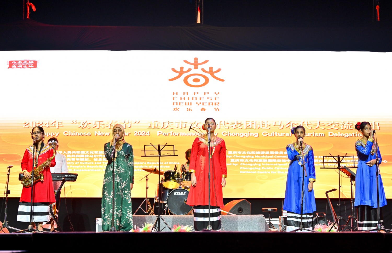 ޗައިނާ އާ އަހަރު ފާހަގަކުރަން އޮލިމްޕަހުގައި ބޭއްވި ހަފްލާގައި އައިޓަމެއް ހުށަހަޅަނީ: މި ހަފުލާގައި ދެ ގައުމުގެ ސަގާފީ ހަރަކާތްތައް ވެސް ދައްކައިލި.--- ފޮޓޯ: ފަޔާޒު މޫސާ / މިހާރު