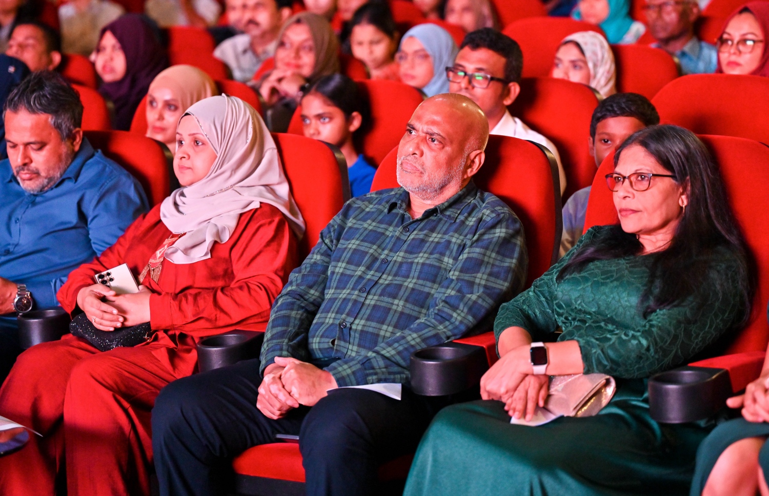 ޗައިނާ އާ އަހަރު ފާހަގަކުރަން ބޭއްވި ހަފުލާގައި ހައުސިން މިނިސްޓަރު ޑރ. އަލީ ހައިދަރުގެ ދެކަނބަލުންނާއި ފިޝަރީޒް މިނިސްޓަރު ޝިޔާމްގެ ދެކަނބަލުން ބައިވެރިވެވަޑައިގަންނަވަނީ.--- ފޮޓޯ: ފަޔާޒު މޫސާ | މިހާރު