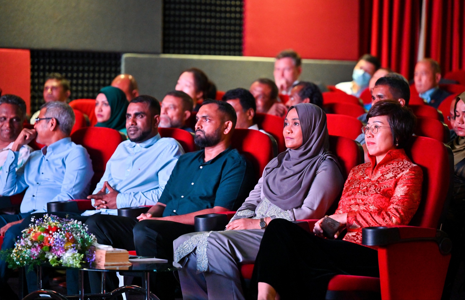 ޗައިނާ އާ އަހަރު ފާހަގަކުރަން ބޭއްވި ހަފުލާގައި ފަސްޓް ލޭޑީ ސާޖިދާ މުހައްމަދާއި ރާއްޖޭގައި ހުންނަވާ ޗައިނާގެ ސަފީރު ވަންގް ލީޝިންގް އަދި ބައެއް ވަޒީރުން ބައިވެރިވެވަޑައިގަންނަވަނީ.--- ފޮޓޯ: ފަޔާޒު މޫސާ | މިހާރު