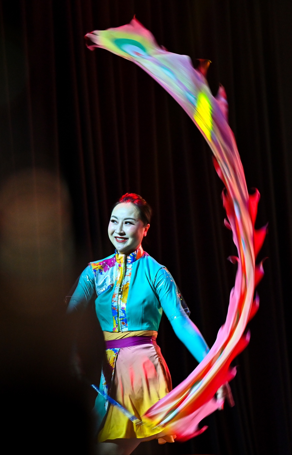 ޗައިނާ އާ އަހަރު ފާހަގަކުރަން އޮލިމްޕަހުގައި ބޭއްވި ހަފްލާގައި ޗައިނާގެ ސަގާފީ ހުށަހެޅުމެއް ދައްކާލަނީ: މި ހަފުލާގައި ރާއްޖޭގައި އުޅޭ ޗައިނާގެ ބައެއް އިސްވެރިންނާއި ރައްޔިތުން ބައިވެރިވި.--- ފޮޓޯ: ފަޔާޒު މޫސާ / މިހާރު