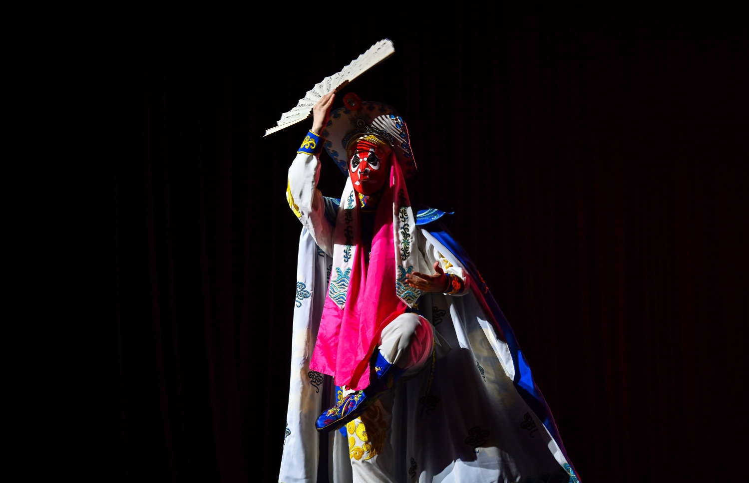 ޗައިނާ އާ އަހަރު ފާހަގަކުރަން އޮލިމްޕަހުގައި ބޭއްވި ހަފްލާގައި ޗައިނާގެ ސަގާފީ ހުށަހެޅުމެއް ދައްކާލަނީ: މި ހަފުލާގައި ރާއްޖޭގައި އުޅޭ ޗައިނާގެ ބައެއް އިސްވެރިންނާއި ރައްޔިތުން ބައިވެރިވި. މި ހަފުލާގައި ދެ ގައުމުގެ ސަގާފީ ހަރަކާތްތައް ވެސް ދައްކާލި - ފޮޓޯ: ފަޔާޒު މޫސާ / މިހާރު