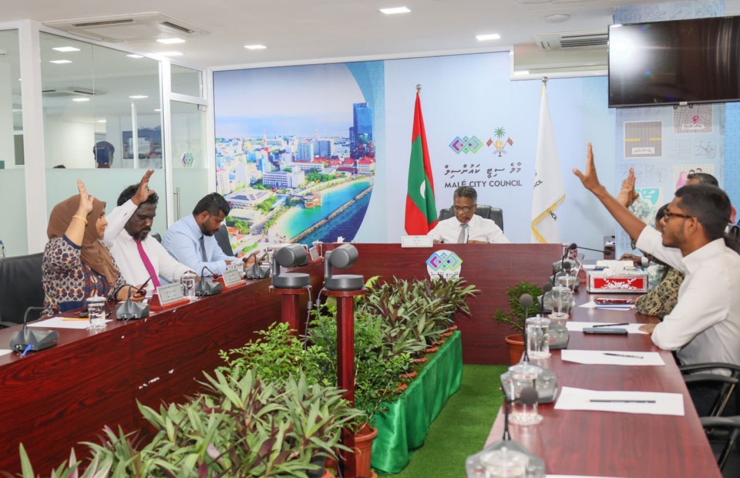 ސިޓީ ކައުންސިލުން ބޭއްވި ބައްދަލުވުމެއްގައި މޭޔަރާއި ކައުންސިލް މެމްބަރުން ބައިވެރިވަނީ.-- ފޮޓޯ: މާލެ ސިޓީ ކައުންސިލް