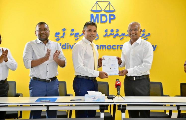 އެމްޑީޕީގެ ޕްރައިމަރީގައި ވާދަކުރެއްވުމުގެ މަޝްވަރާއަށް ފައިސަލް، އިބޫގެ އަރިހަށް