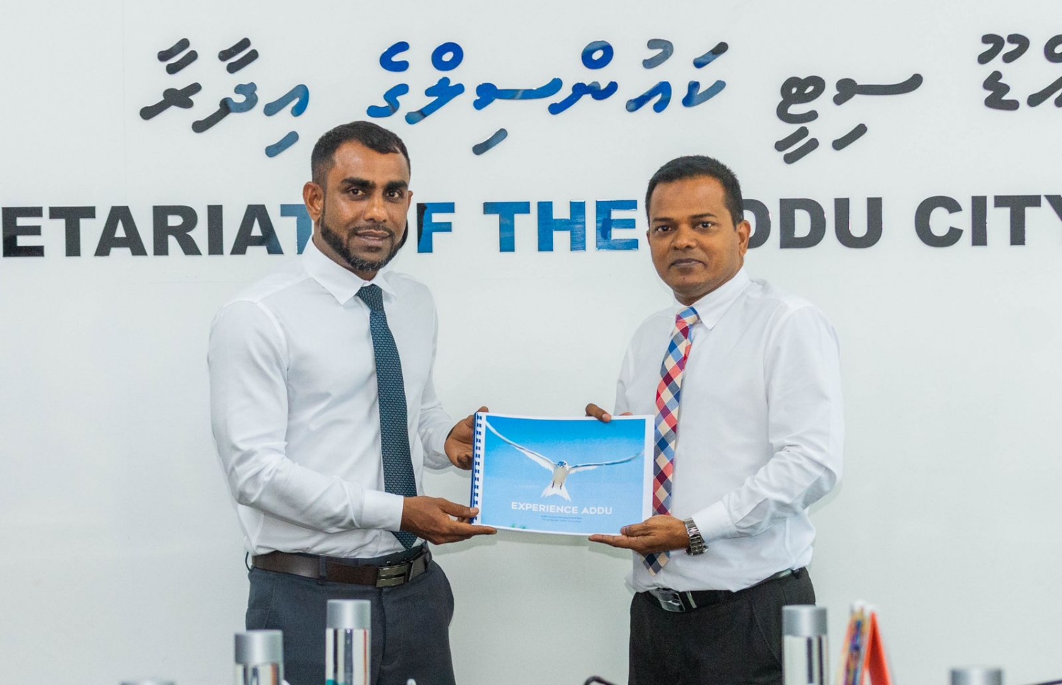 ޓޫރިޒަމް މިނިސްޓަރު ފައިސަލް އައްޑޫގެ ޓޫރިޒަމް ތަރައްގީ ކުރުމާ ގުޅޭ ޕްލޭން އައްޑޫ މޭޔަރު ނިޒާރާ ހަވާލުކުރައްވަން ކުރިން ބޭއްވި ރަސްމިއްޔާތުގެ ތެރެއިން.---ފޮޓޯ: އައްޑޫ ސިޓީ ކައުންސިލް