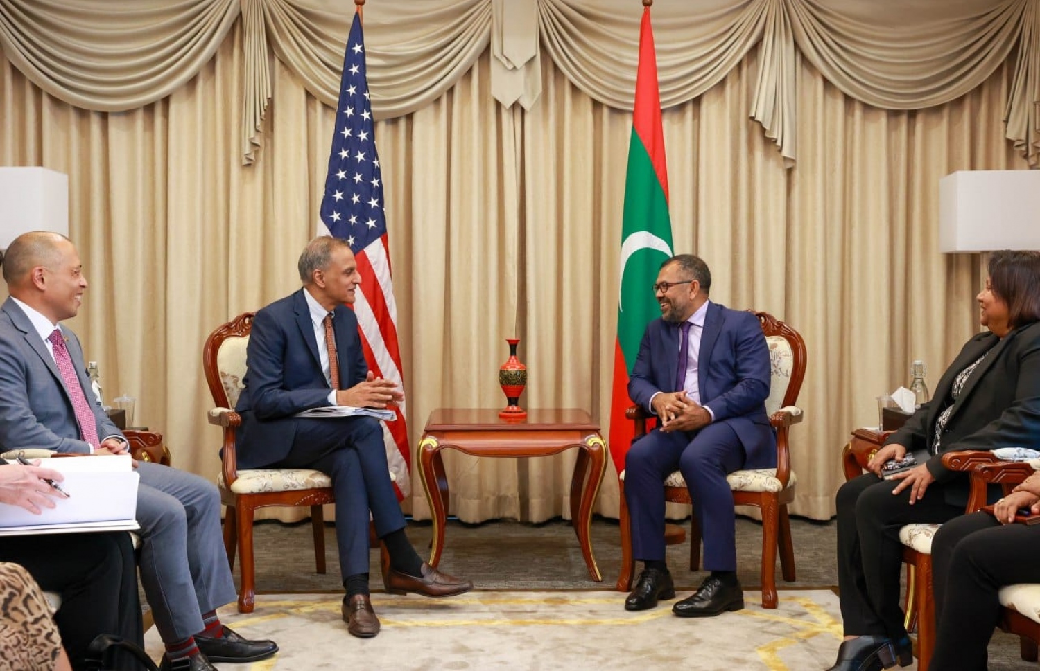 ފޮރިން މިނިސްޓަރު މޫސާ ޒަމީރު އެމެރިކާގެ ޑެޕިޔުޓީ ސްޓޭޓް ސެކްރެޓަރީ ރިޗަޑް ވަރްމާ އާ މިއަދު ބައްދަލުކުރައްވަނީ. --ފޮޓޯ: ފޮރިން މިނިސްޓްރީ