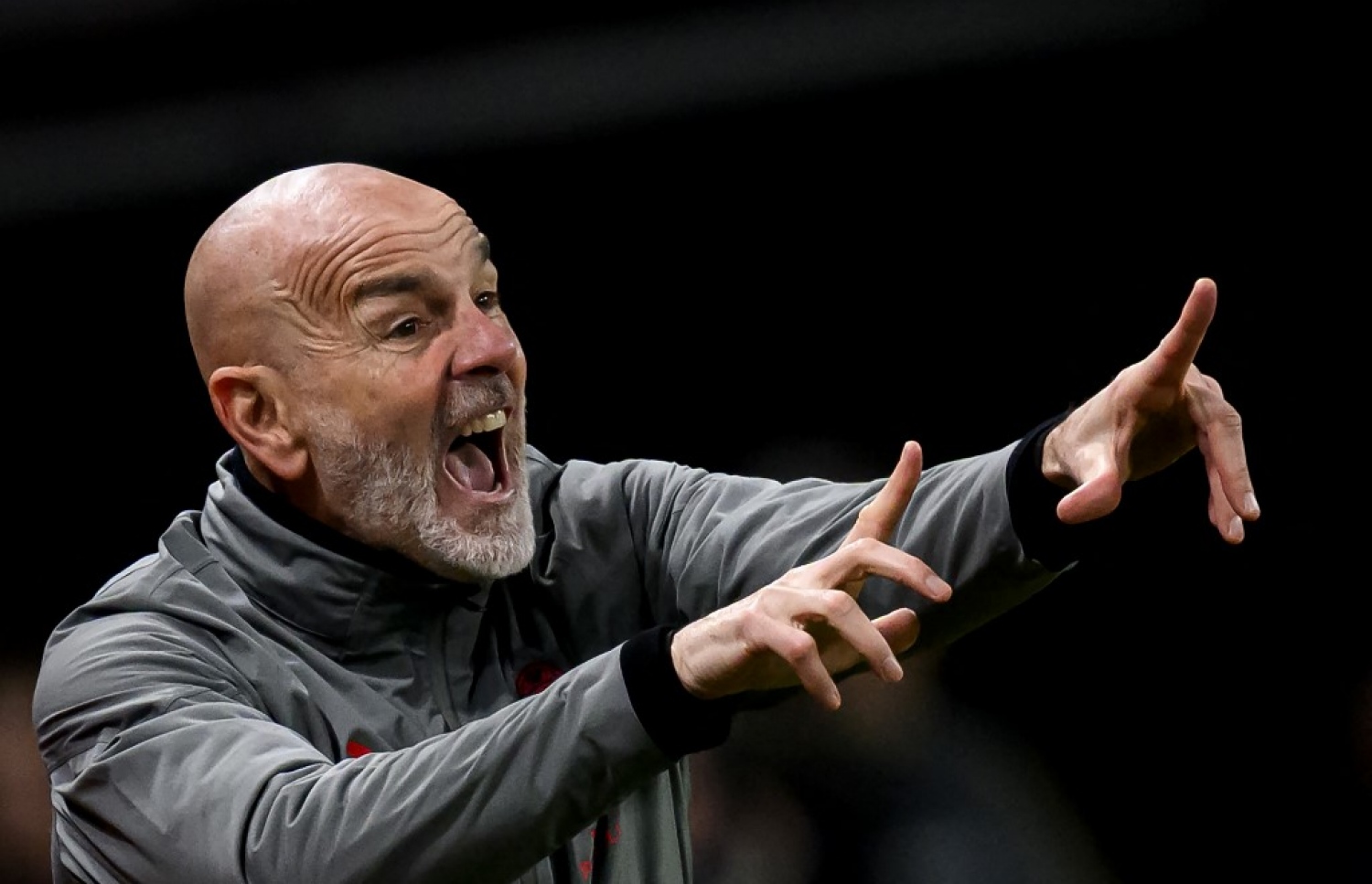 ރޭގެ މެޗުގައި ޕިއޯލީ، ޓީމަށް އިރުޝާދު ދެނީ.--  ފޮޓޯ: އޭއެފްޕީ